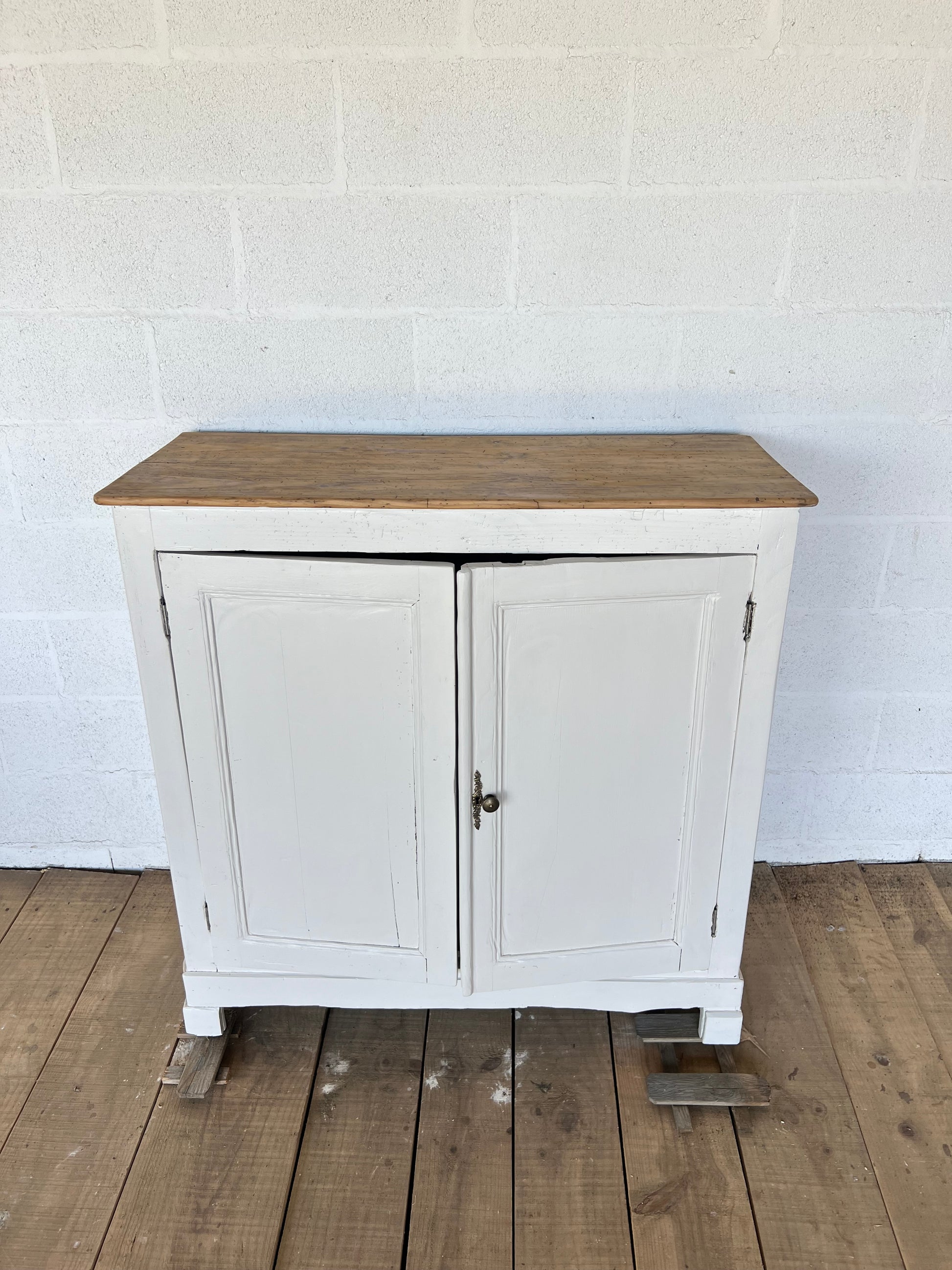 Petit buffet parisien en pin.