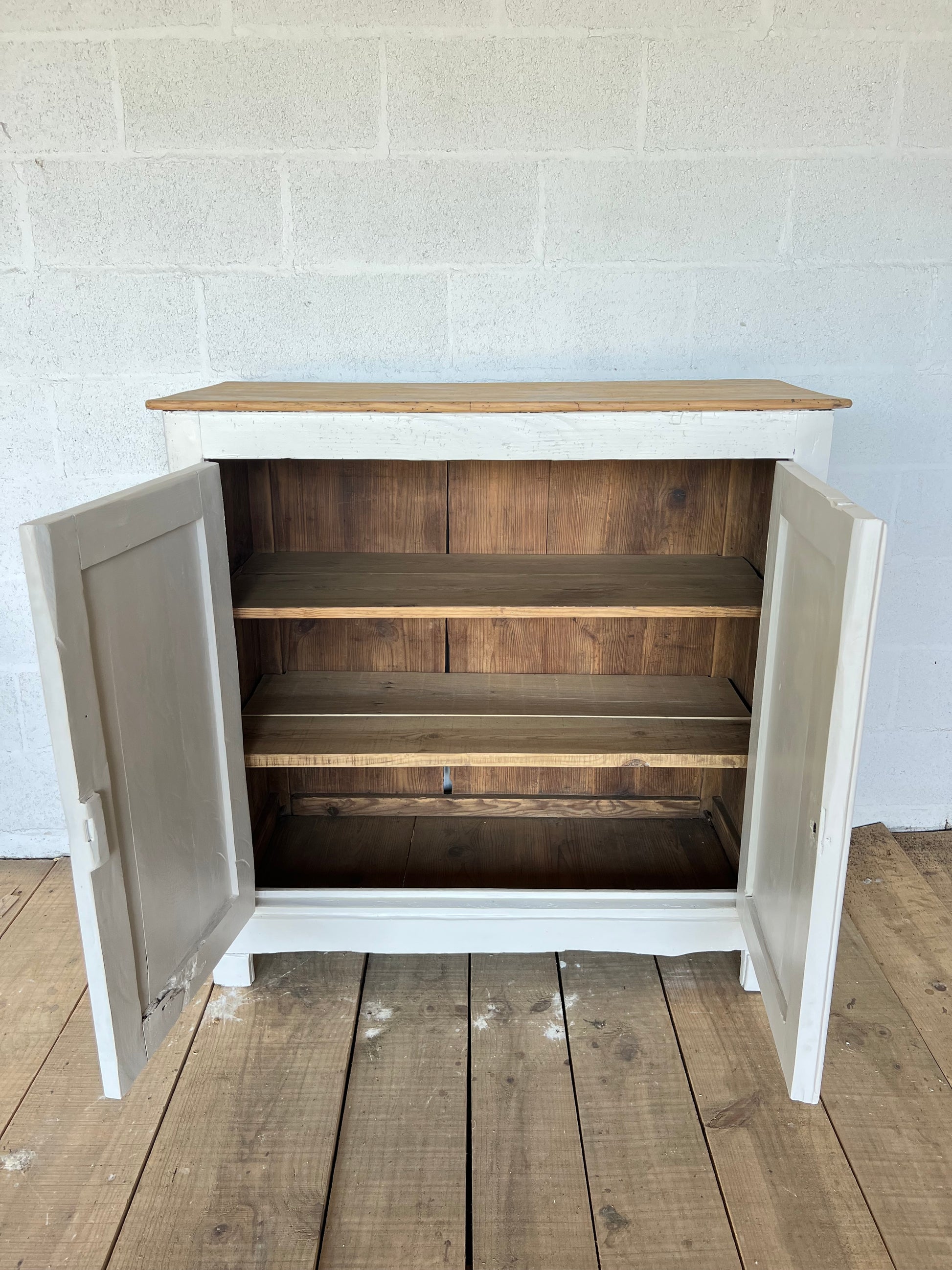 Petit buffet parisien en pin.