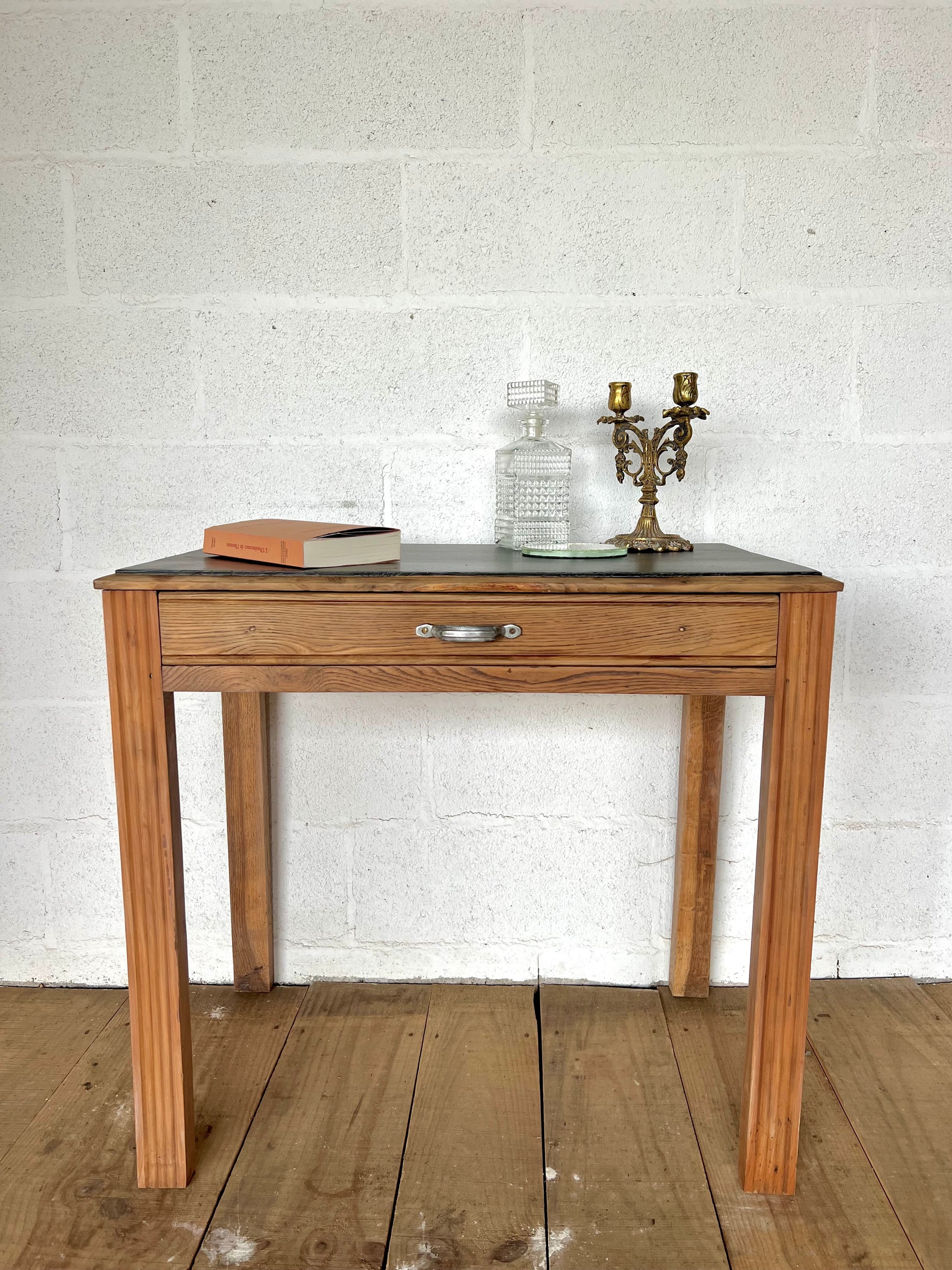 Petit bureau art déco, plateau noir et piétement brut, avec son petit tiroir.