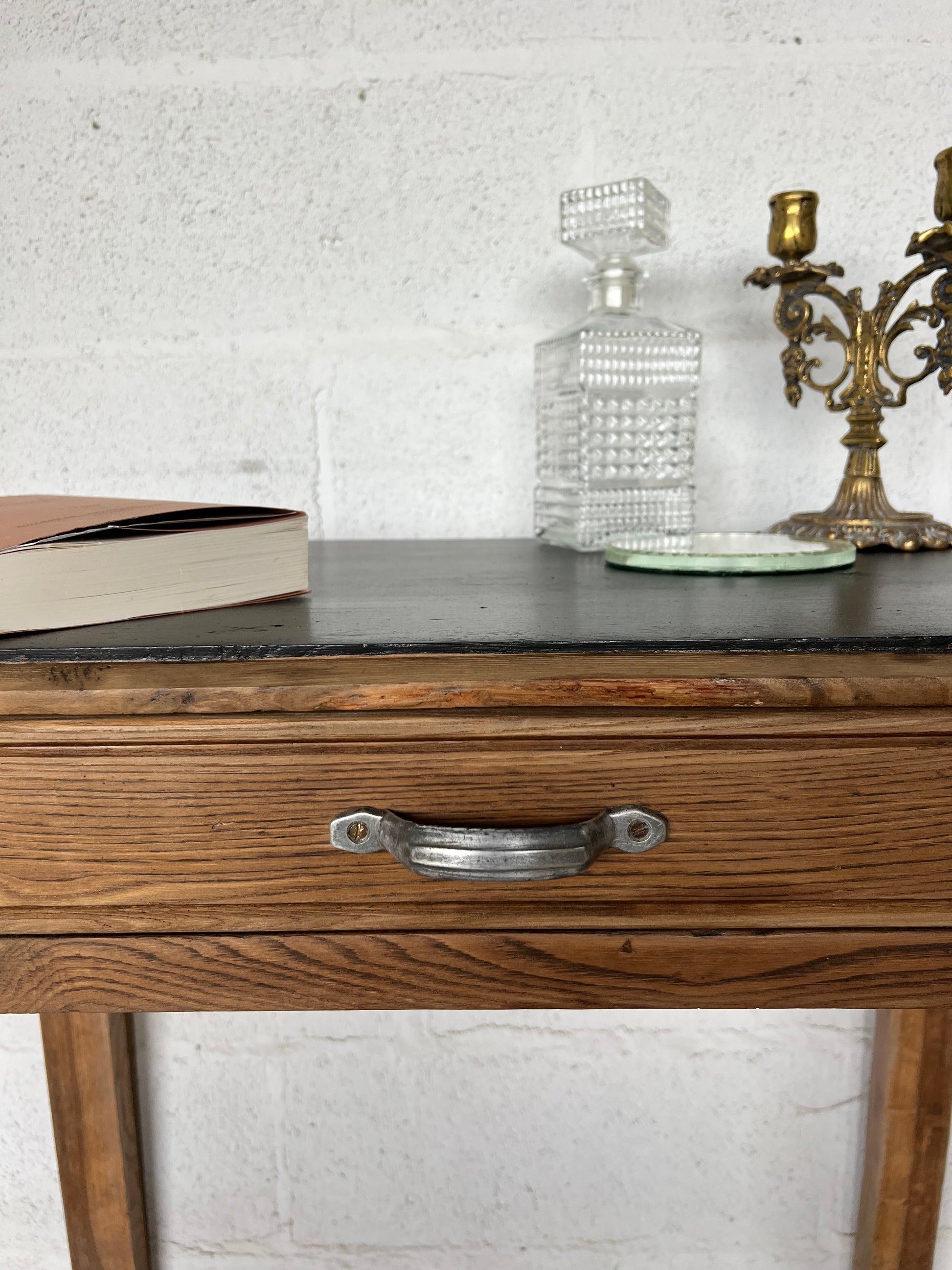 Petit bureau art déco, plateau noir et piétement brut, avec son petit tiroir.