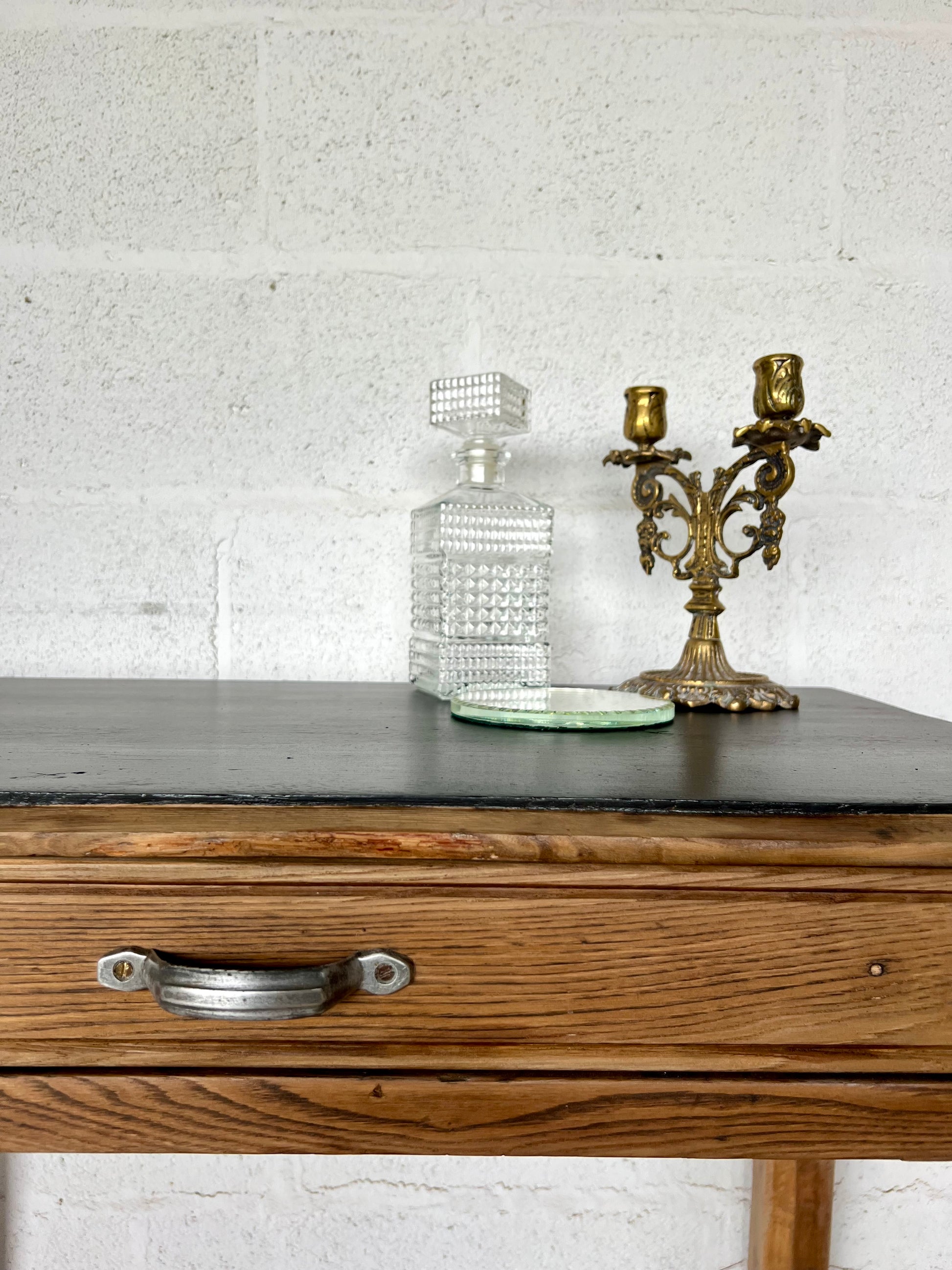 Petit bureau art déco, plateau noir et piétement brut, avec son petit tiroir.