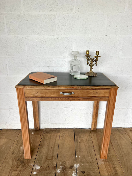 Petit bureau art déco, plateau noir et piétement brut, avec son petit tiroir.