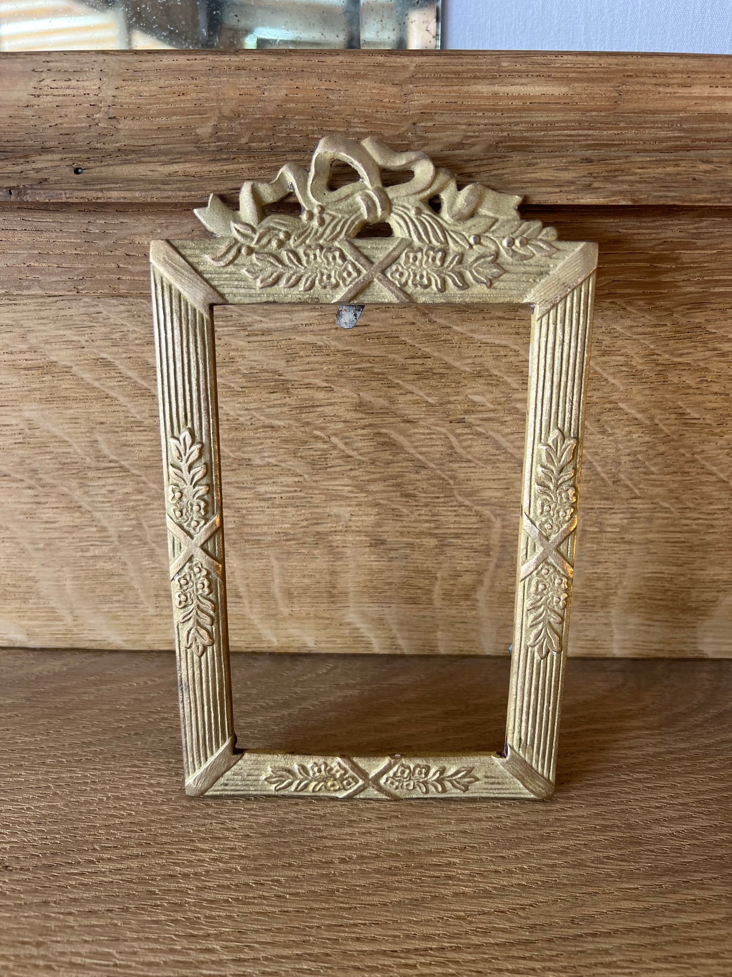 Cadre ancien en laiton, sans fond.