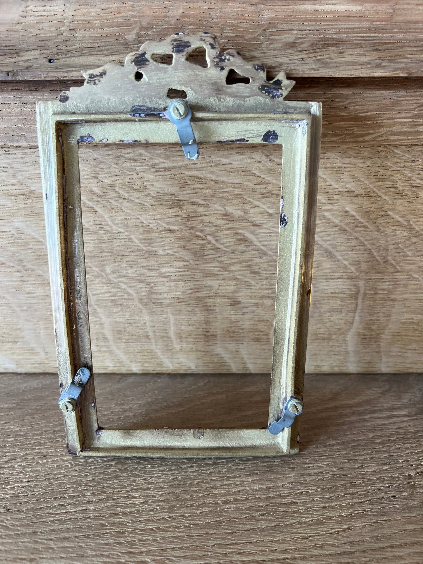 Cadre ancien en laiton, sans fond.