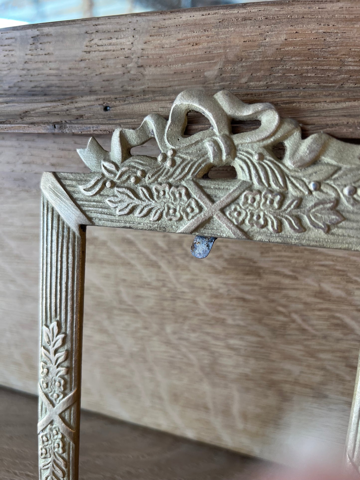 Cadre ancien en laiton, sans fond.