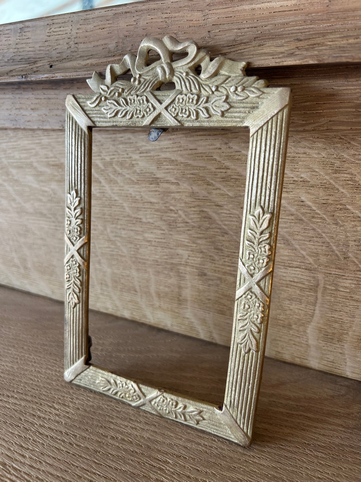 Cadre ancien en laiton, sans fond.