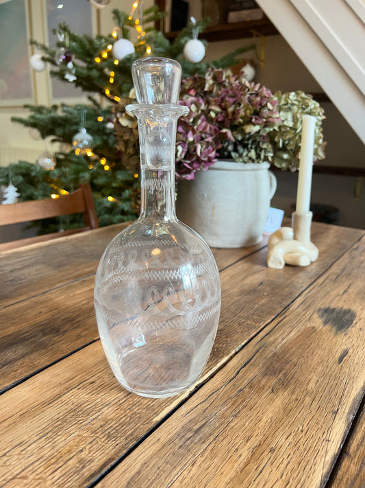 Carafe en verre, le bouchon n'est pas d'origine.