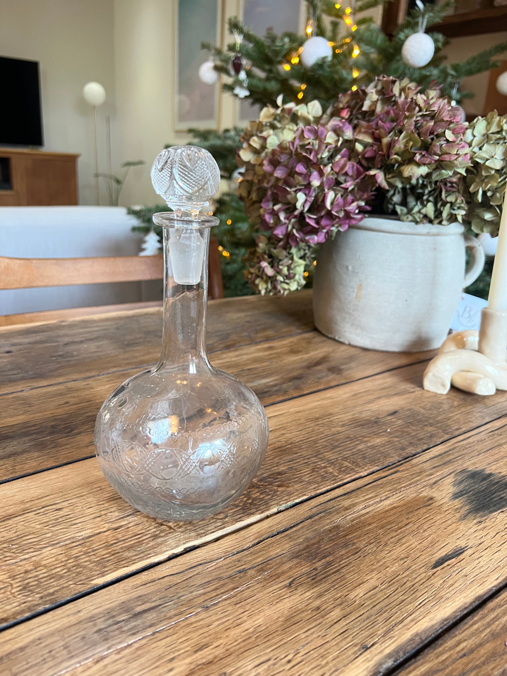 Carafe en verre, le bouchon n'est pas d'origine.
