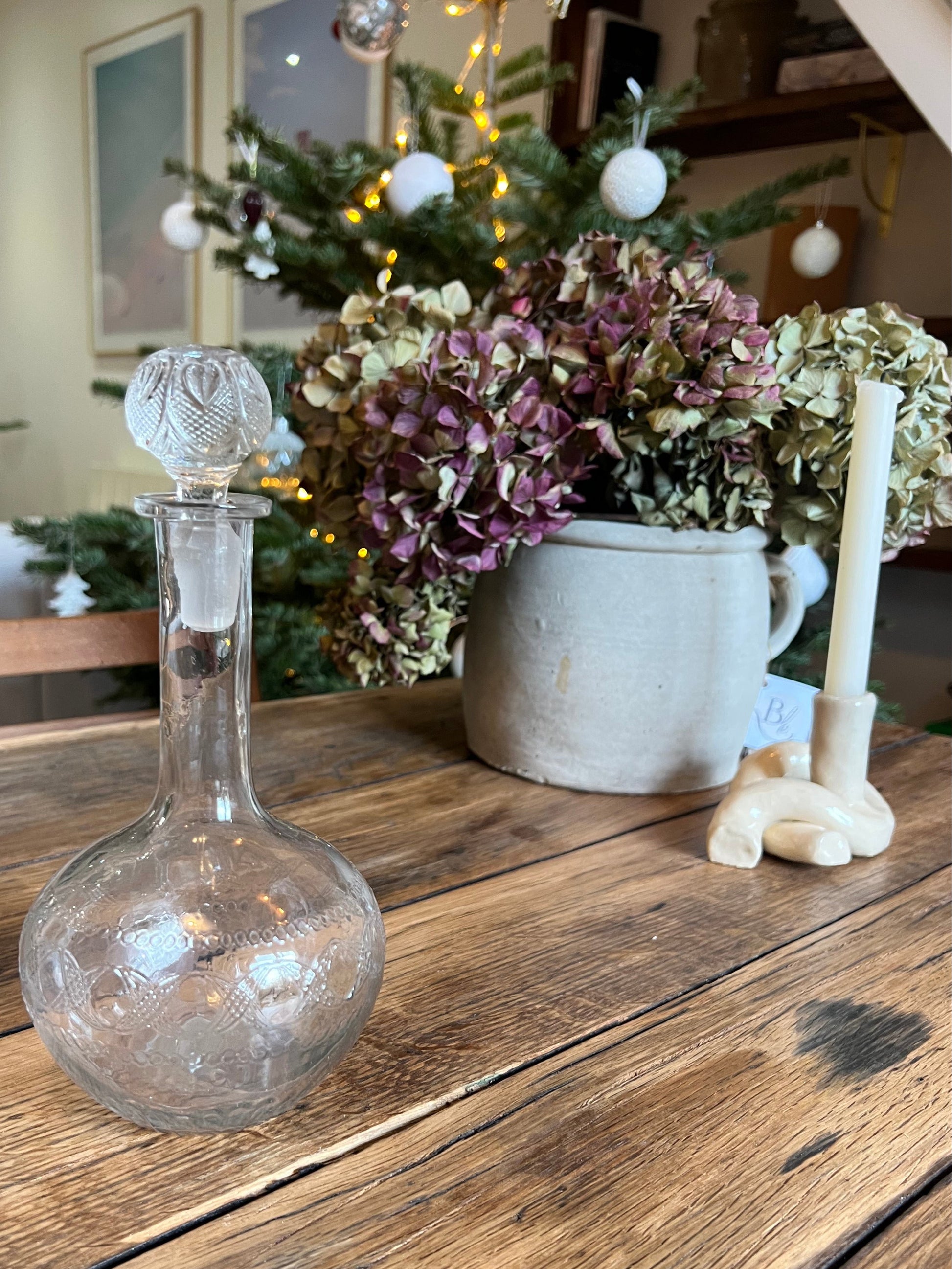 Carafe en verre, le bouchon n'est pas d'origine.