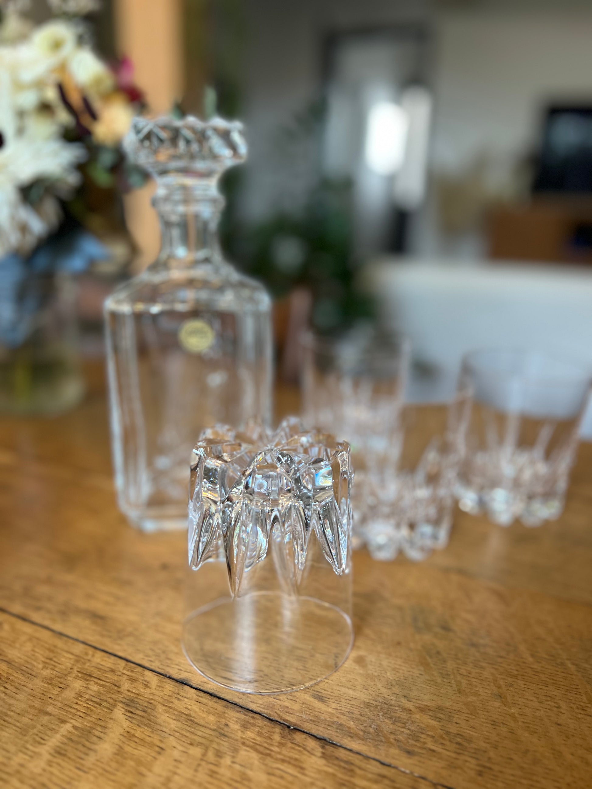 Carafe à whisky et 4 verres en cristal, parfait état.