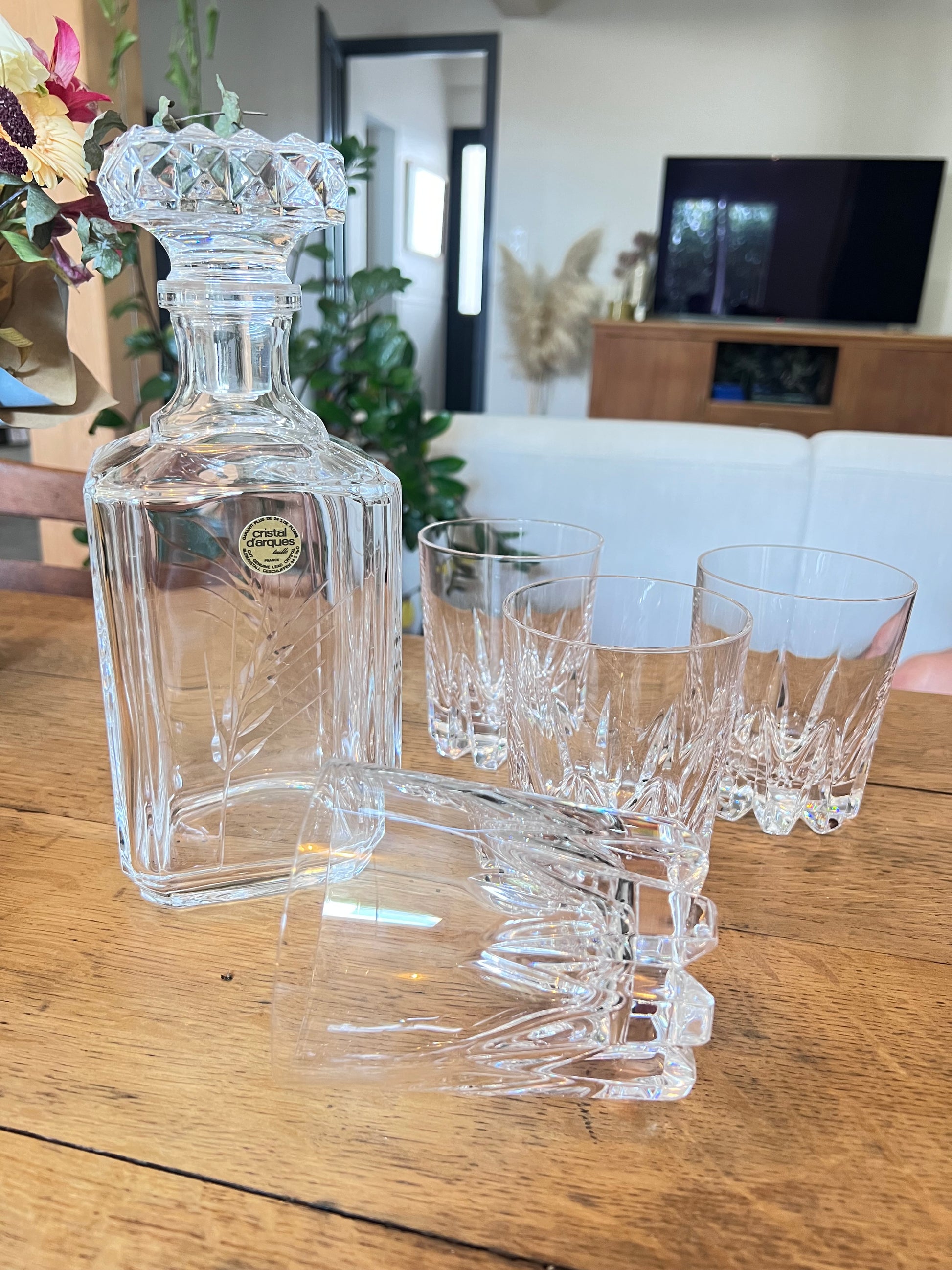Carafe à whisky et 4 verres en cristal, parfait état.