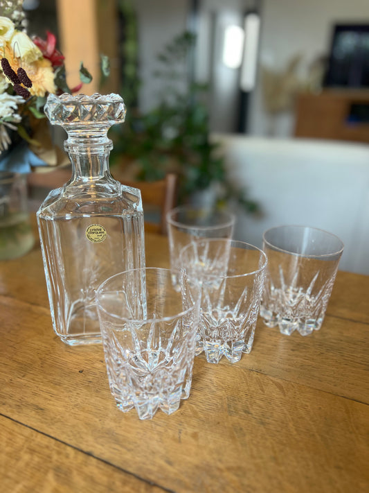 Carafe à whisky et 4 verres en cristal, parfait état.