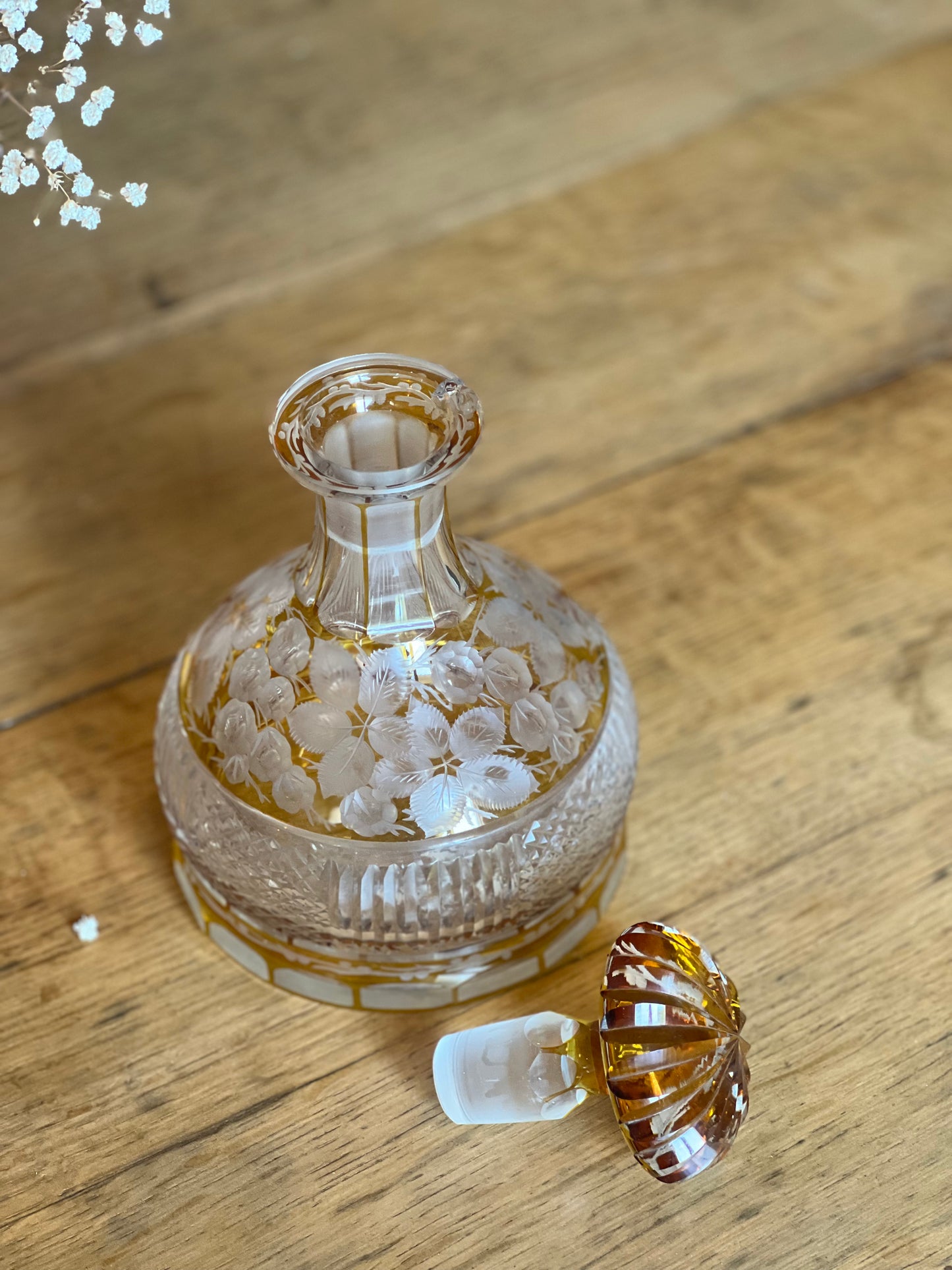 Carafe ciselée, petit éclat sur le goulot.