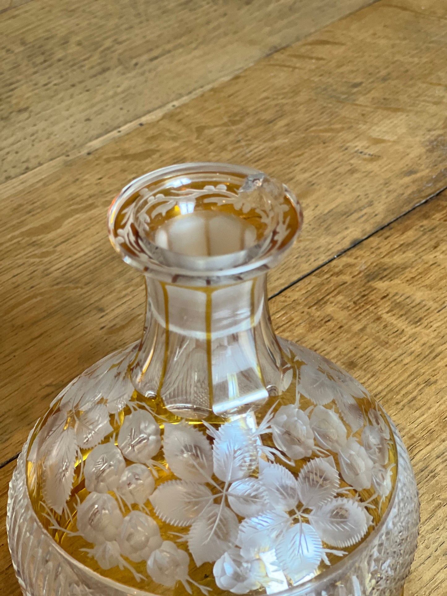 Carafe ciselée, petit éclat sur le goulot.