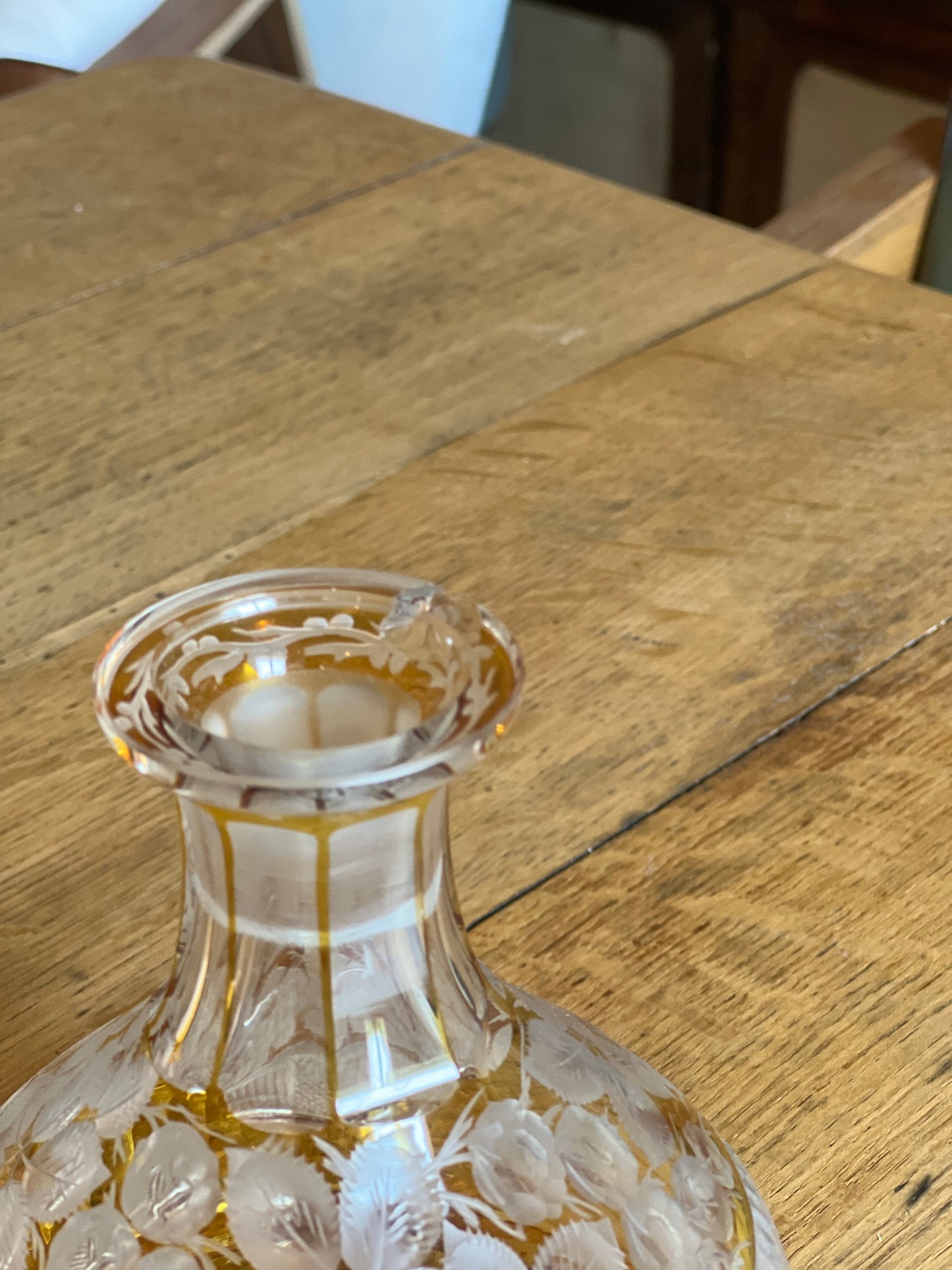 Carafe ciselée, petit éclat sur le goulot.