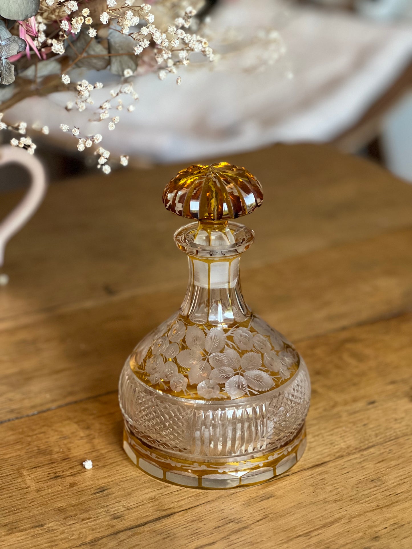 Carafe ciselée, petit éclat sur le goulot.