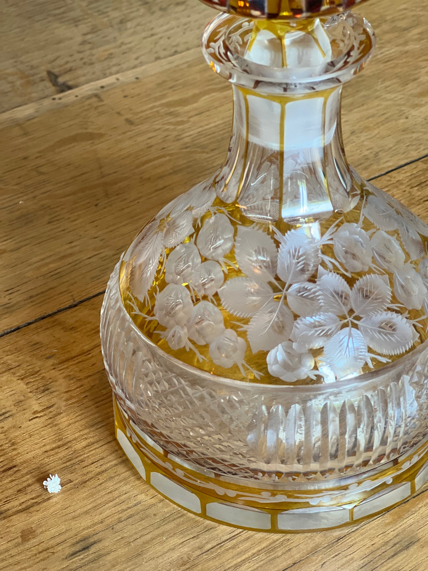 Carafe ciselée, petit éclat sur le goulot.