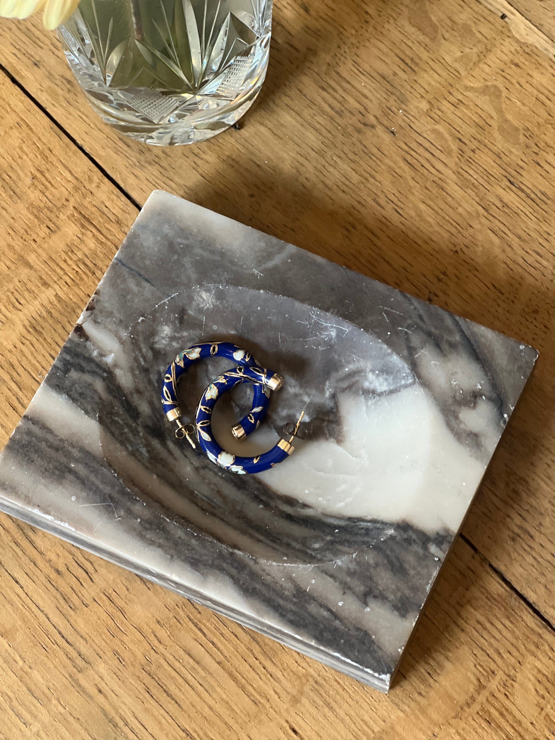 Cendrier en marbre gris.