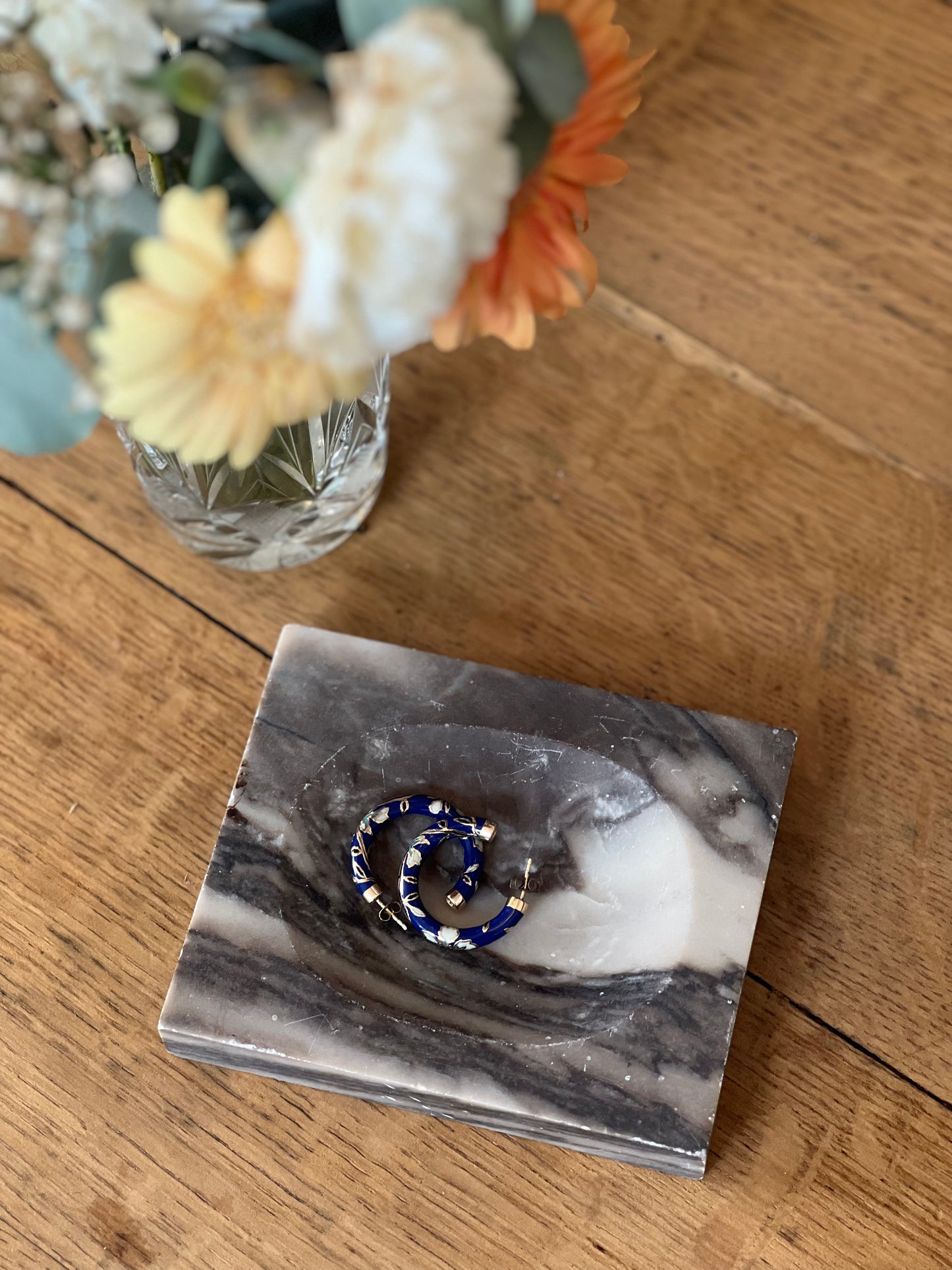 Cendrier en marbre gris.