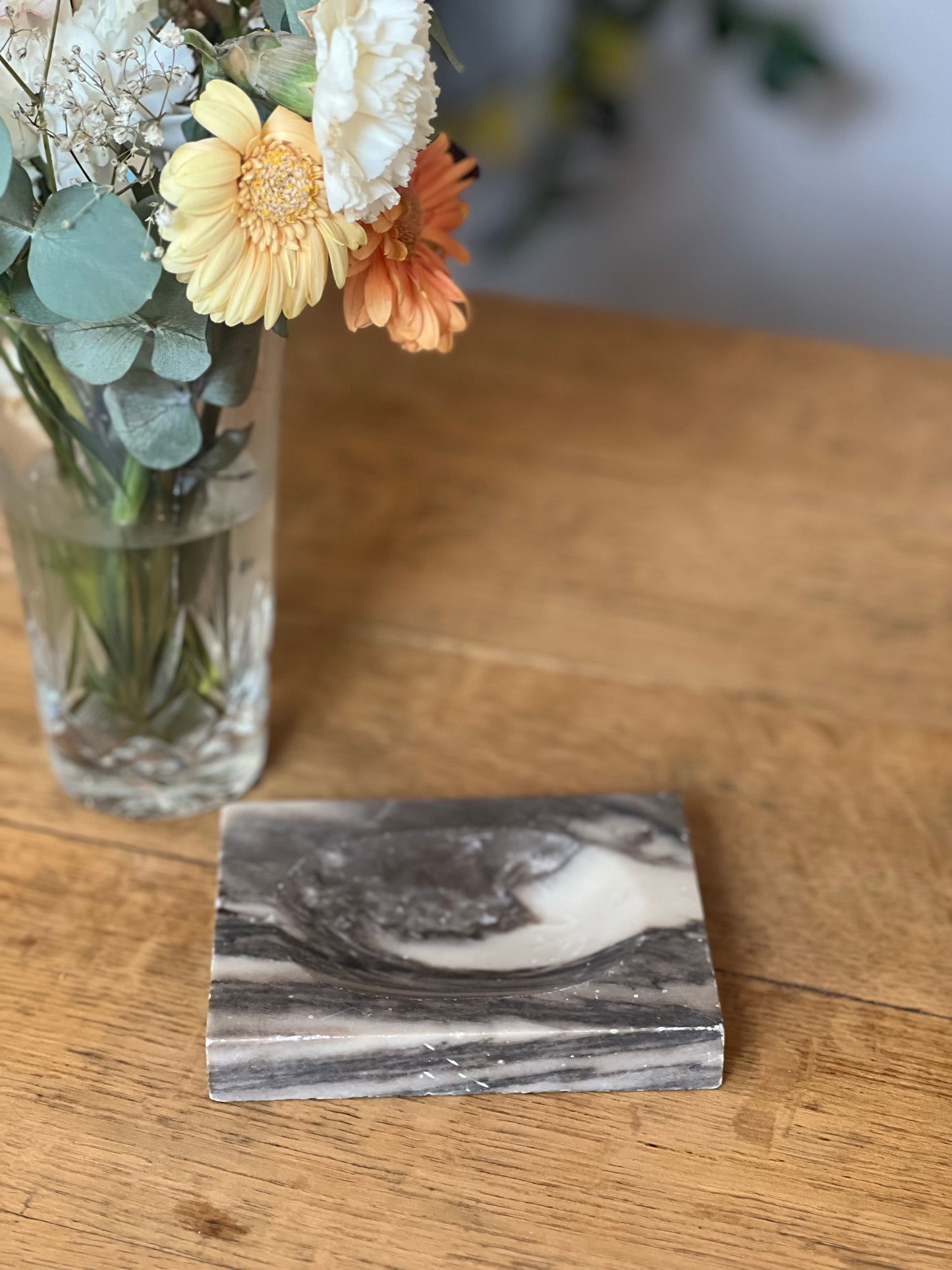 Cendrier en marbre gris.