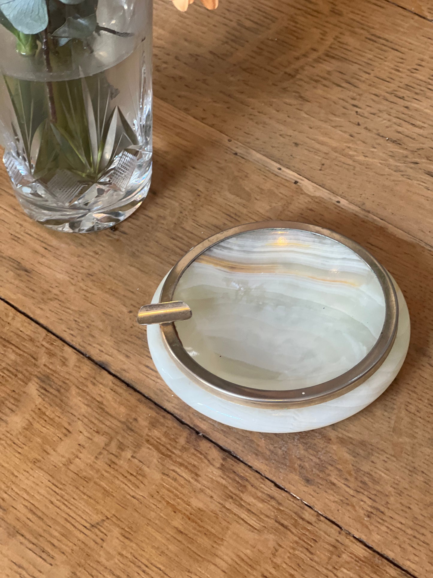 Cendrier en onyx et métal.