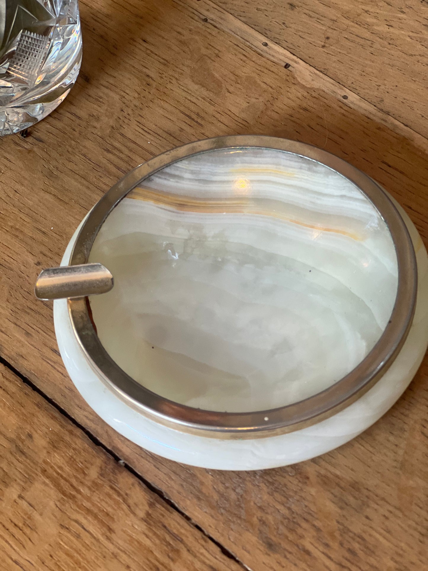 Cendrier en onyx et métal.