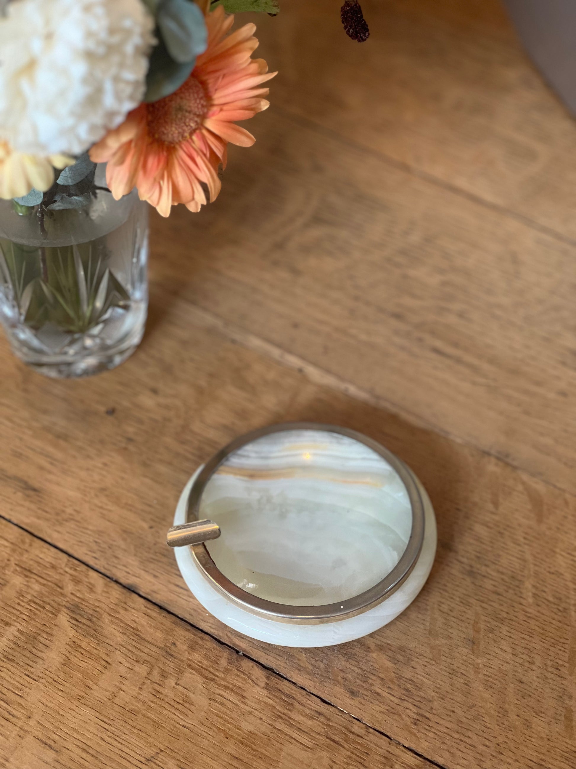 Cendrier en onyx et métal.