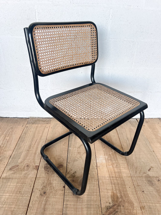 Chaise cannée en bois, cannage et métal, le métal à quelques marques, le bois est abimé sur la droite.