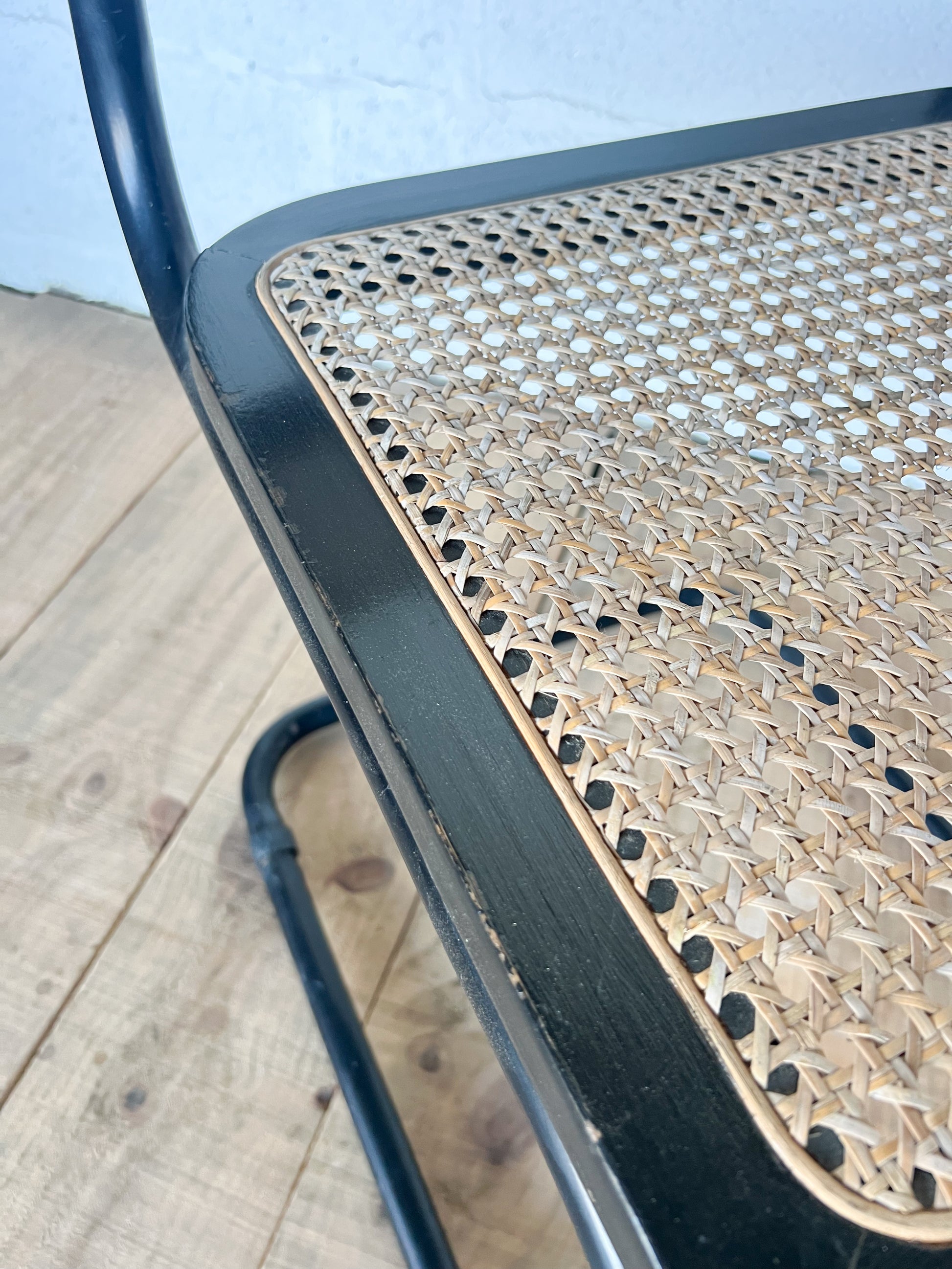 Chaise cannée en bois, cannage et métal, le métal à quelques marques, le bois est abimé sur la droite.