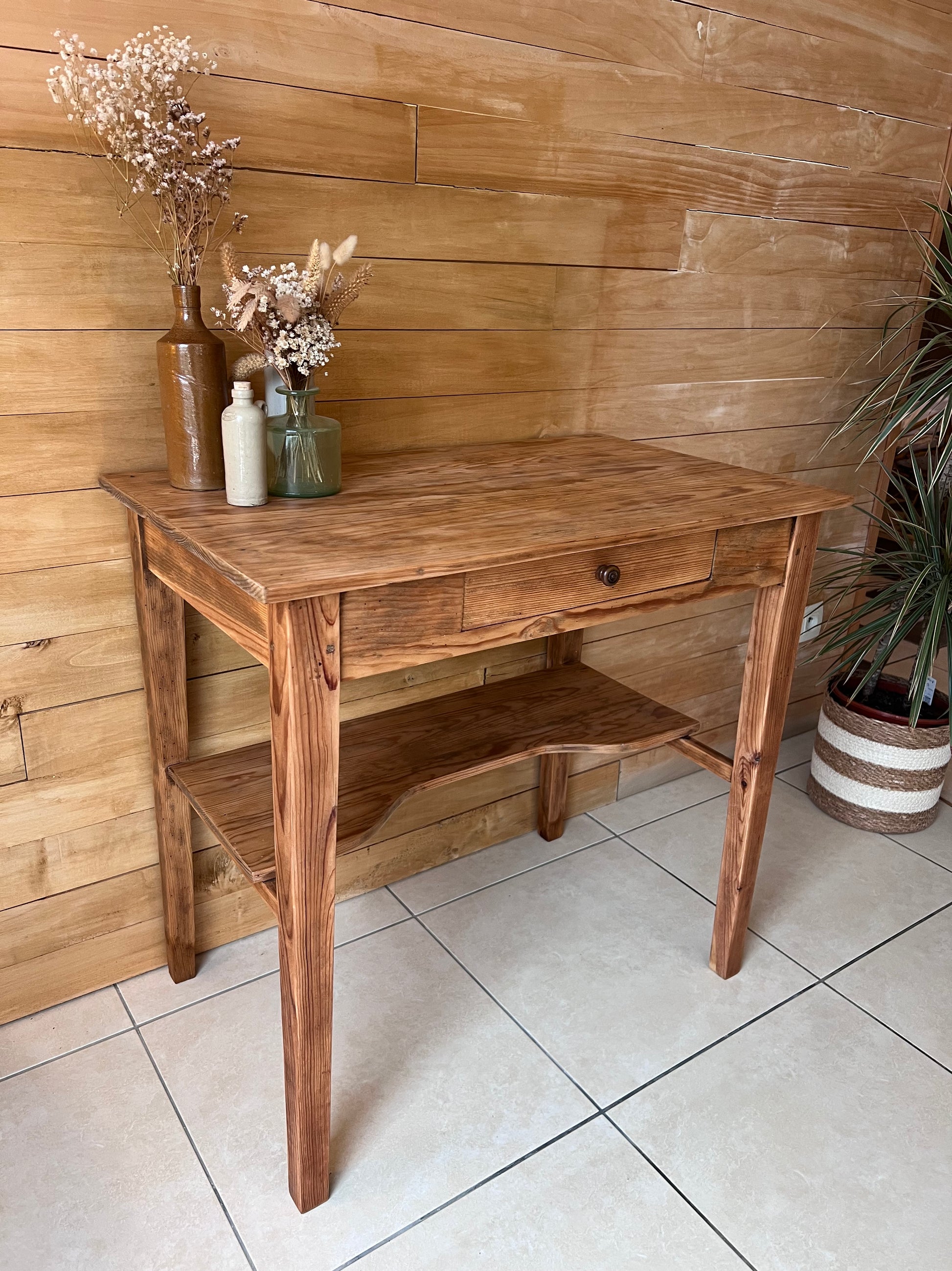 Petite coiffeuse en pin, parfait état.