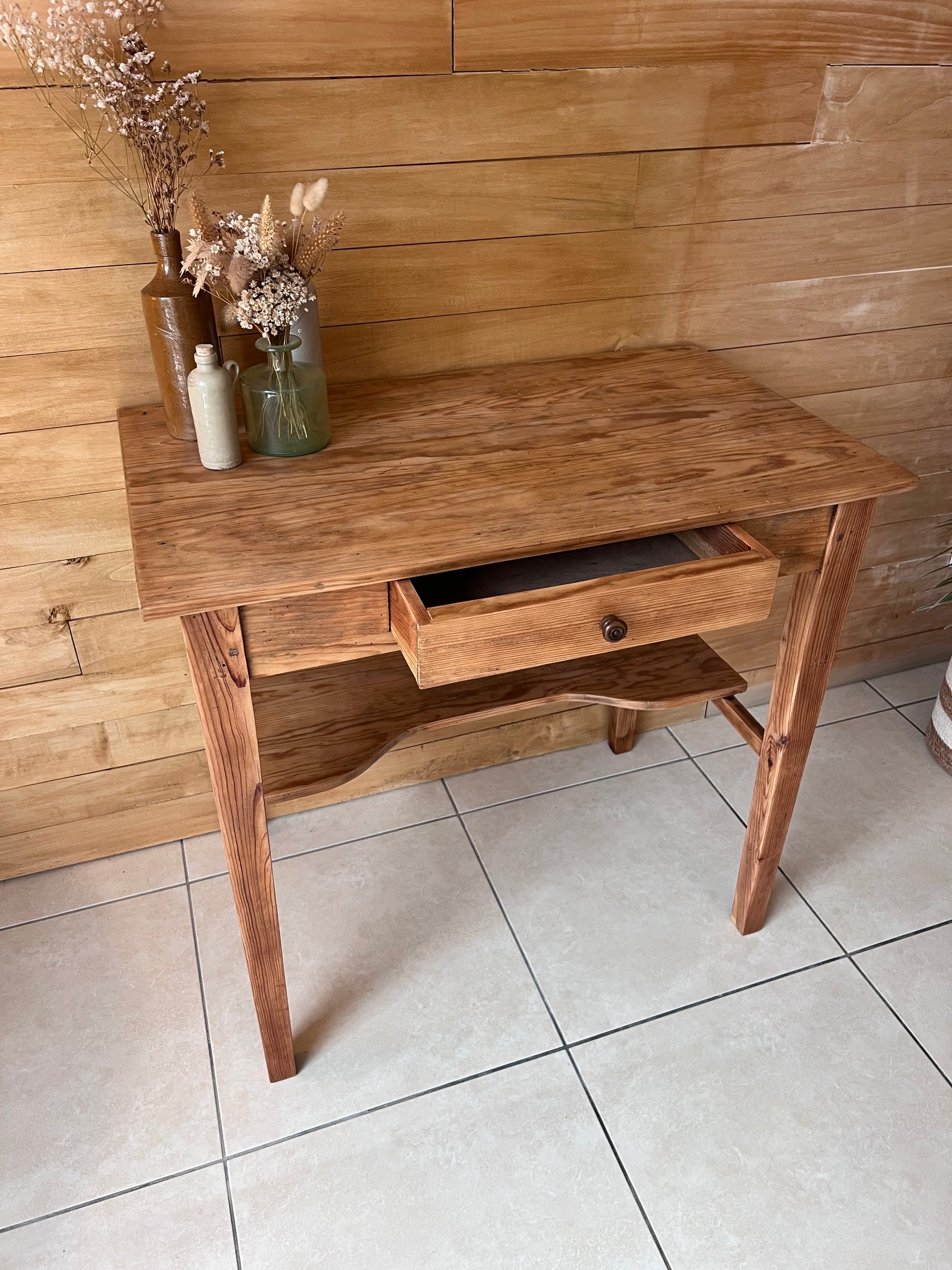 Petite coiffeuse en pin, parfait état.