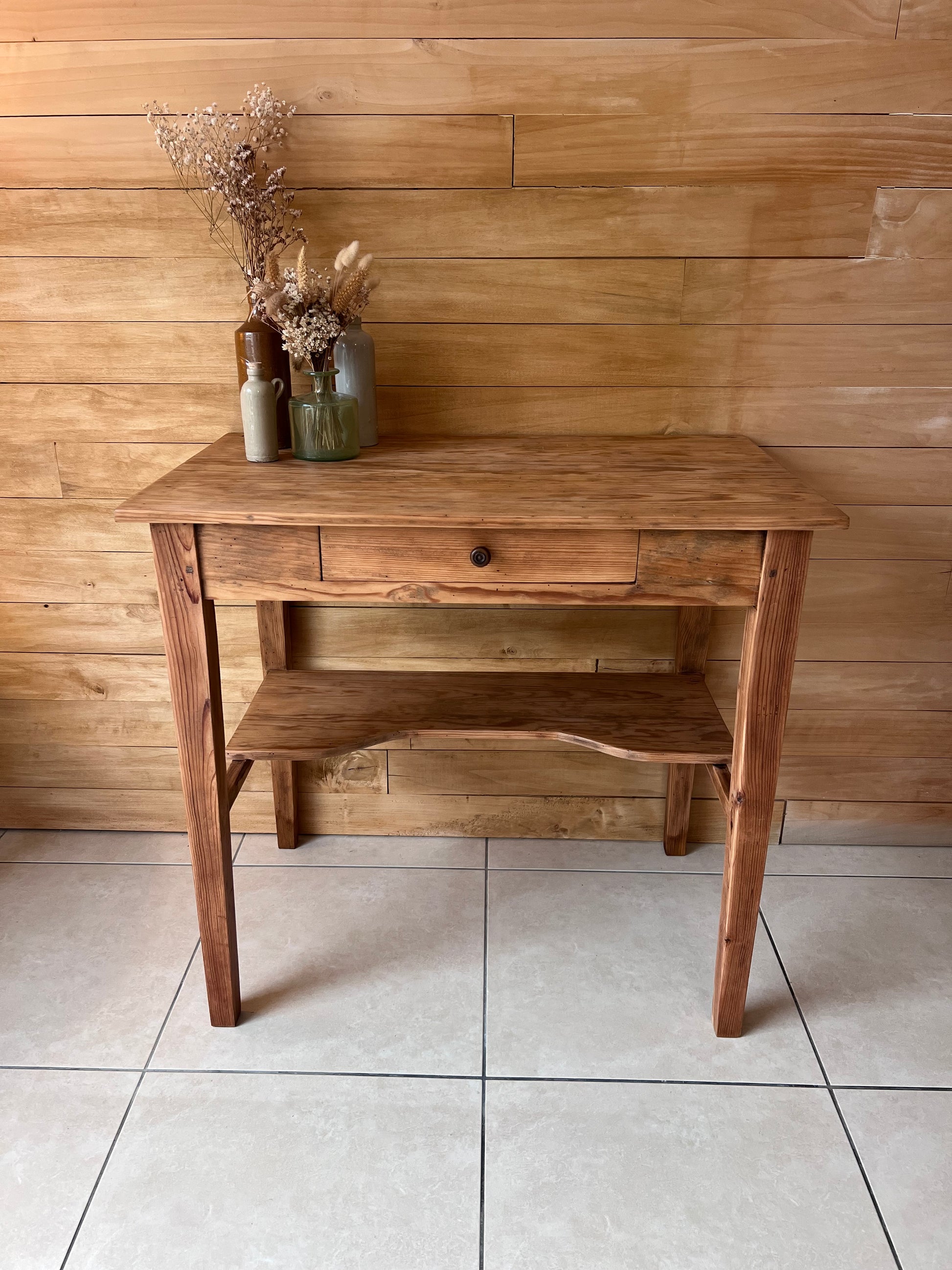 Petite coiffeuse en pin, parfait état.