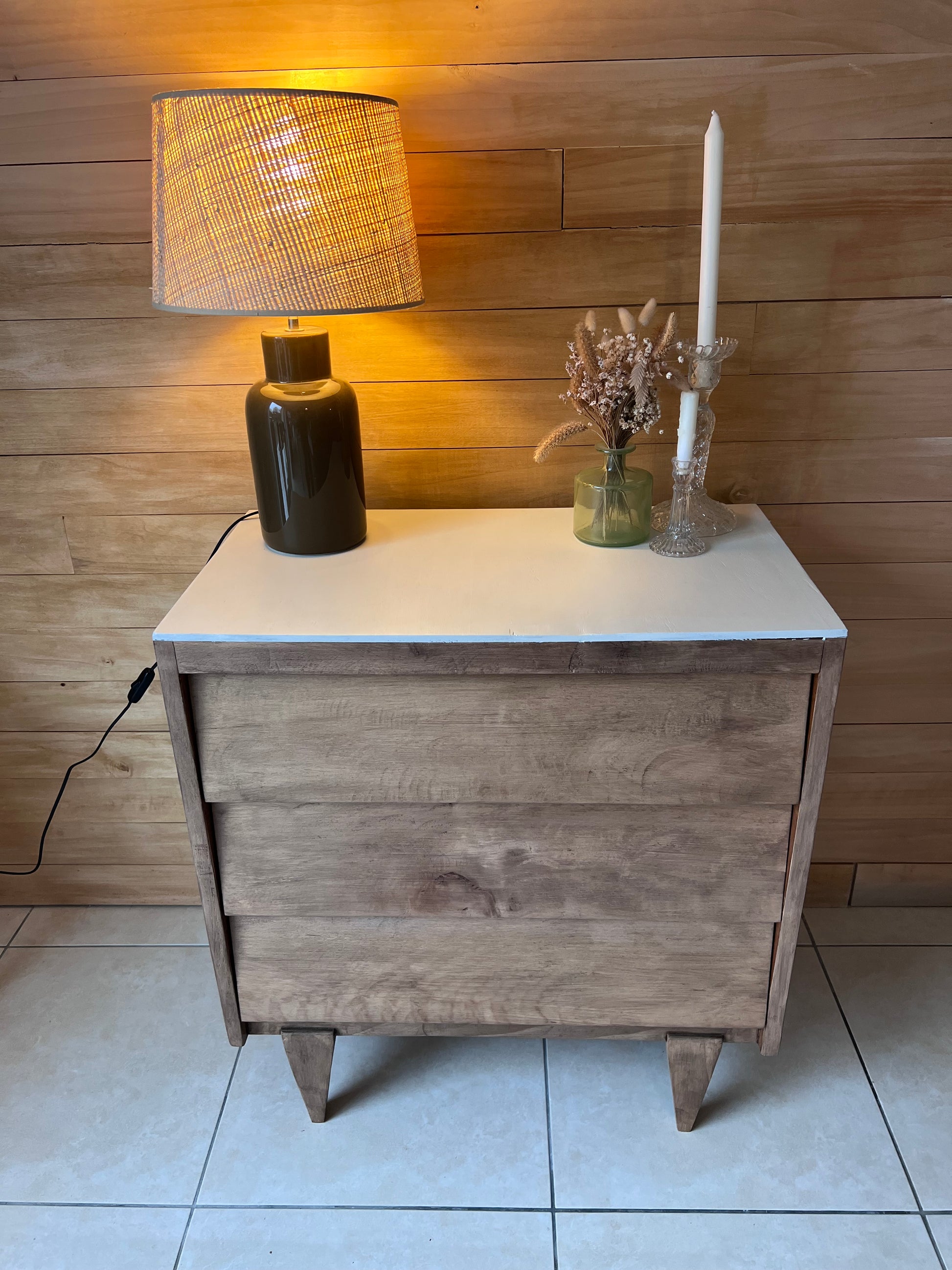 Petite commode années 60, plateau et panneaux peints, idéale pour une chambre d'enfant.