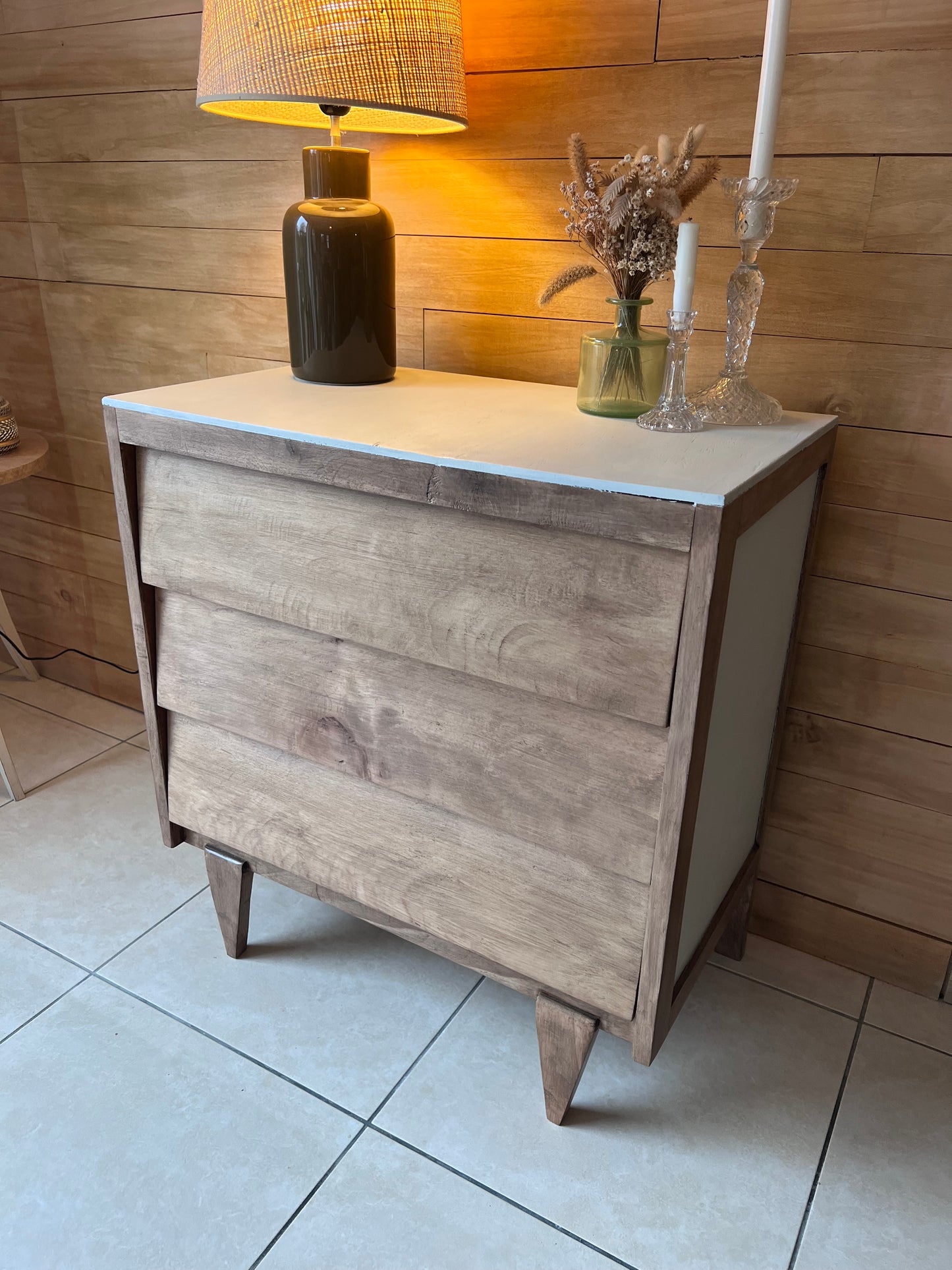 Petite commode années 60, plateau et panneaux peints, idéale pour une chambre d'enfant.