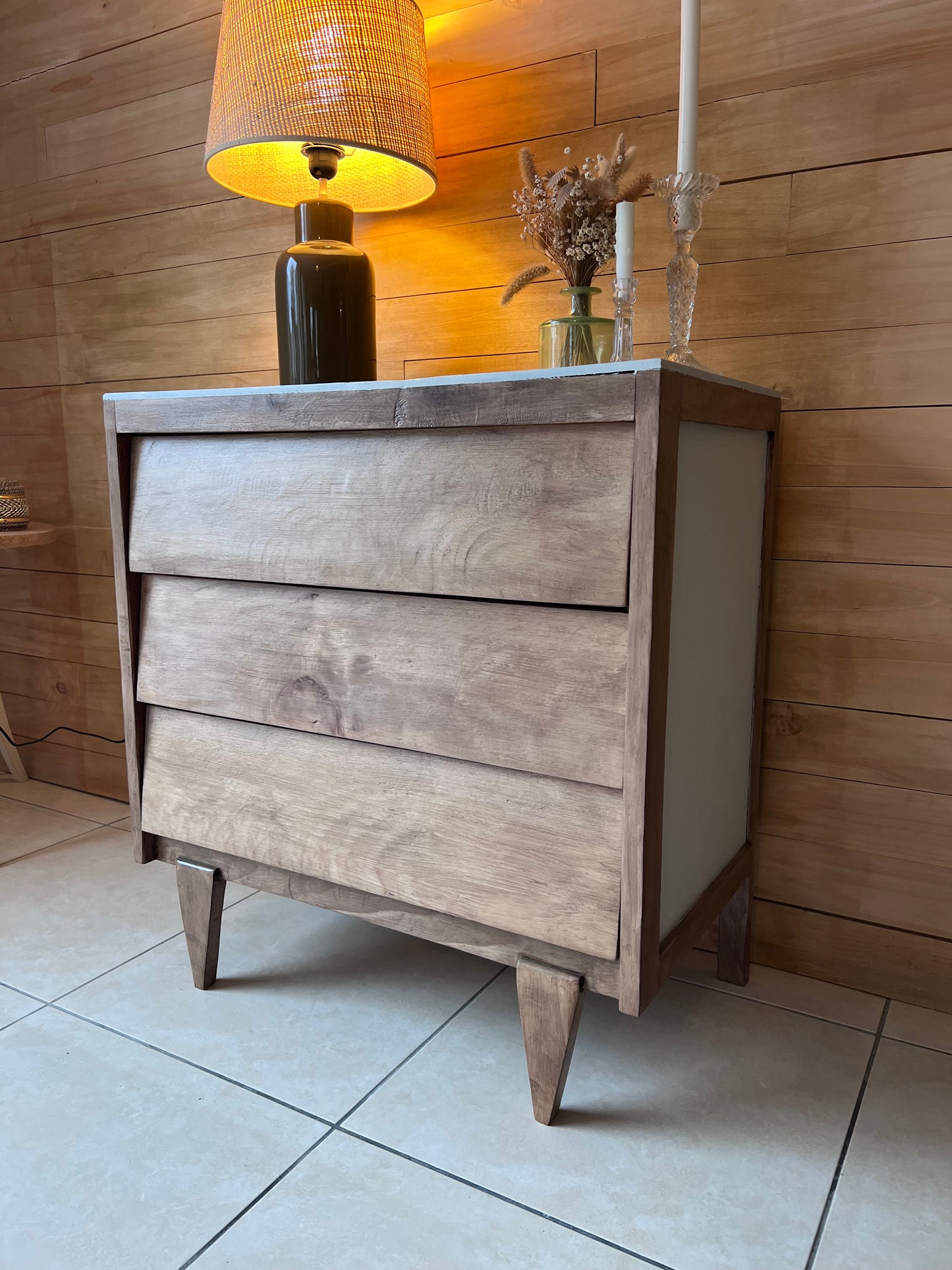 Petite commode années 60, plateau et panneaux peints, idéale pour une chambre d'enfant.