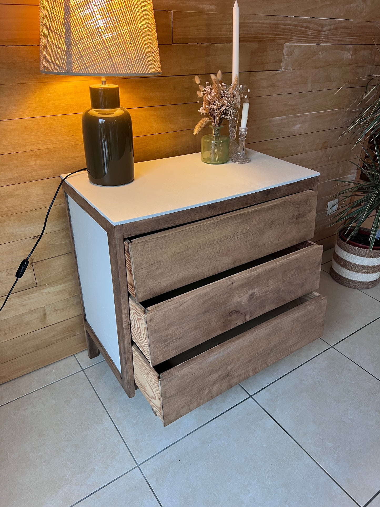 Petite commode années 60, plateau et panneaux peints, idéale pour une chambre d'enfant.
