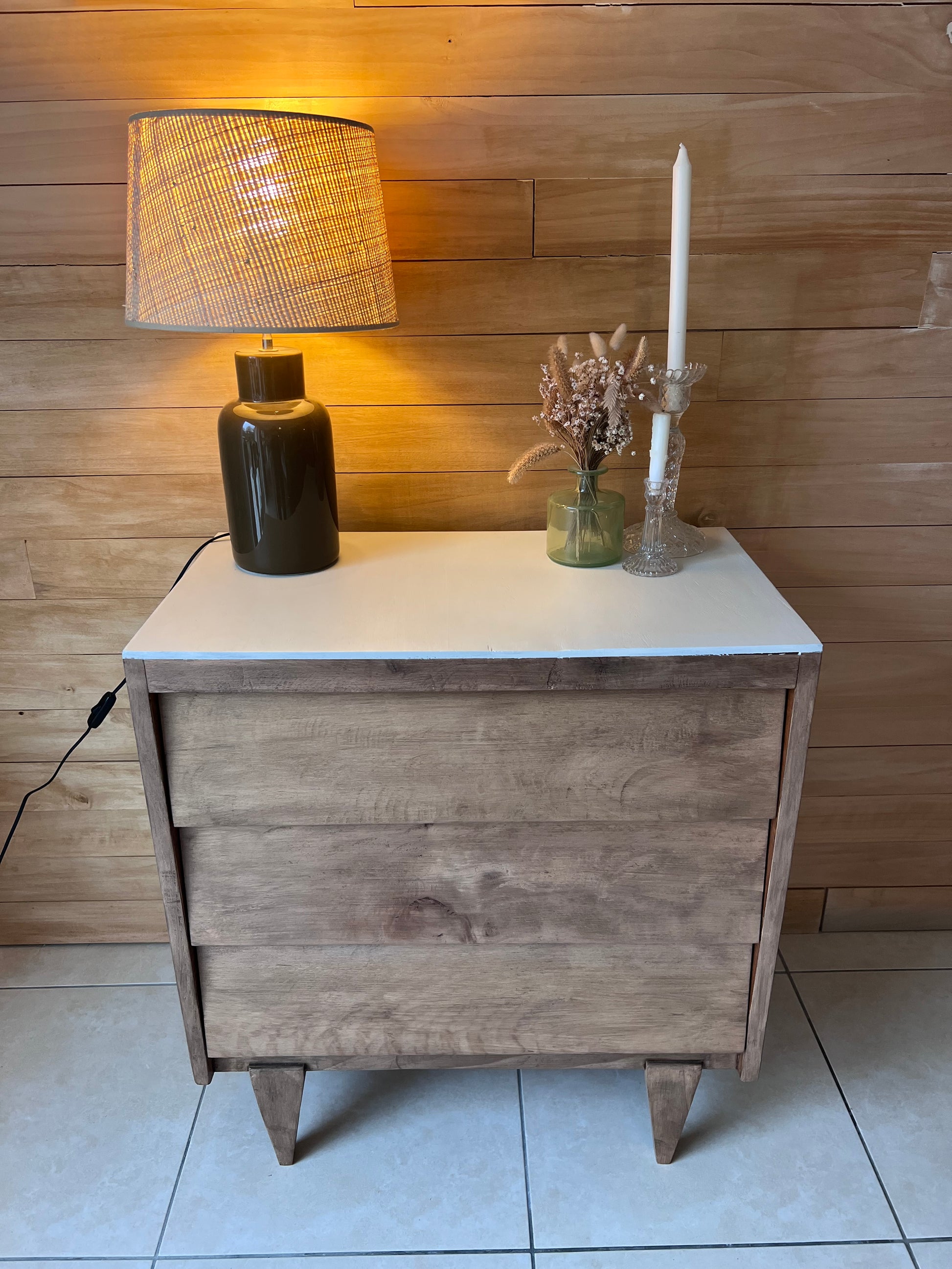Petite commode années 60, plateau et panneaux peints, idéale pour une chambre d'enfant.