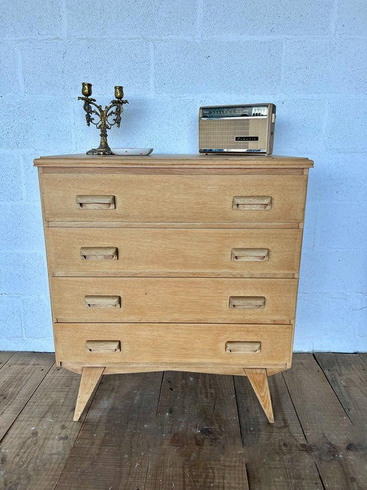 Jolie commode années 60, en parfait état, si ce n'est une légère tache sur le plateau à gauche.