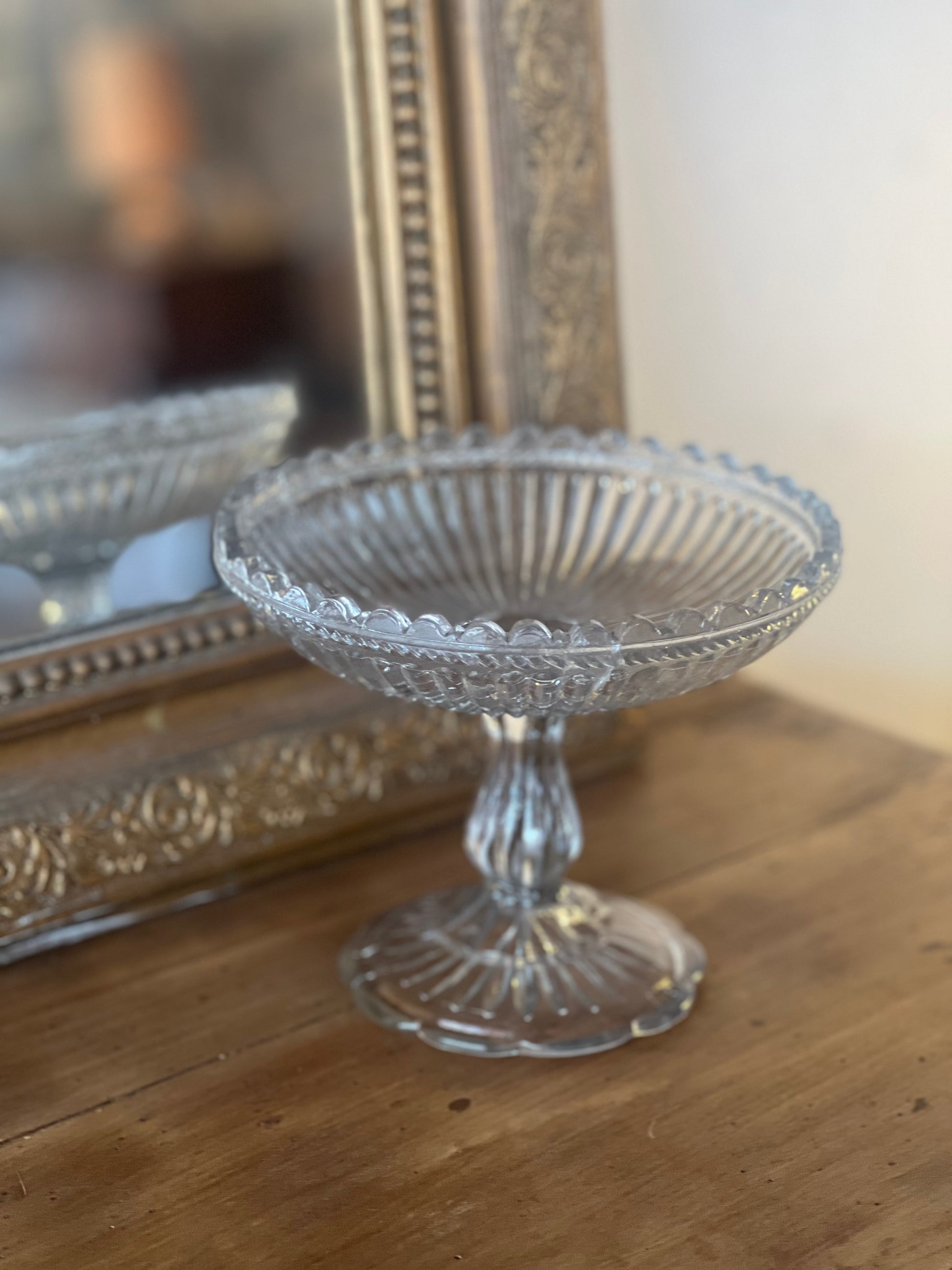 Compotier haut en verre, parfait état.