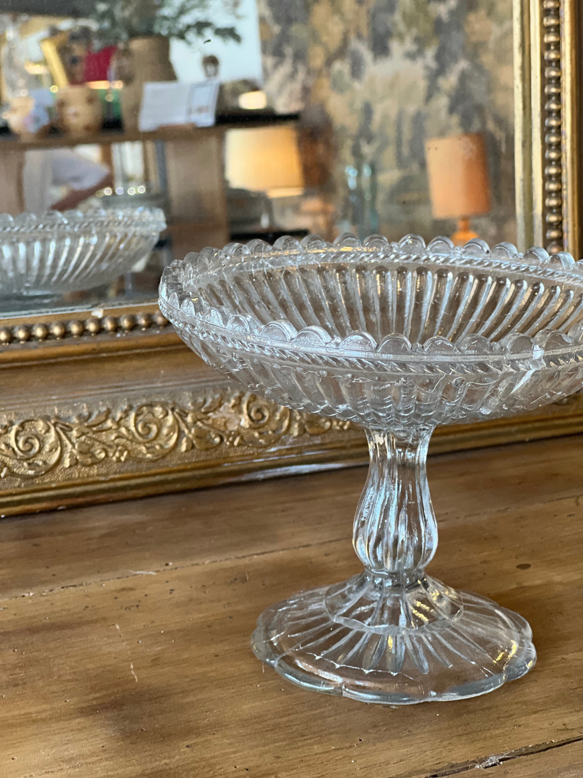 Compotier haut en verre, parfait état.