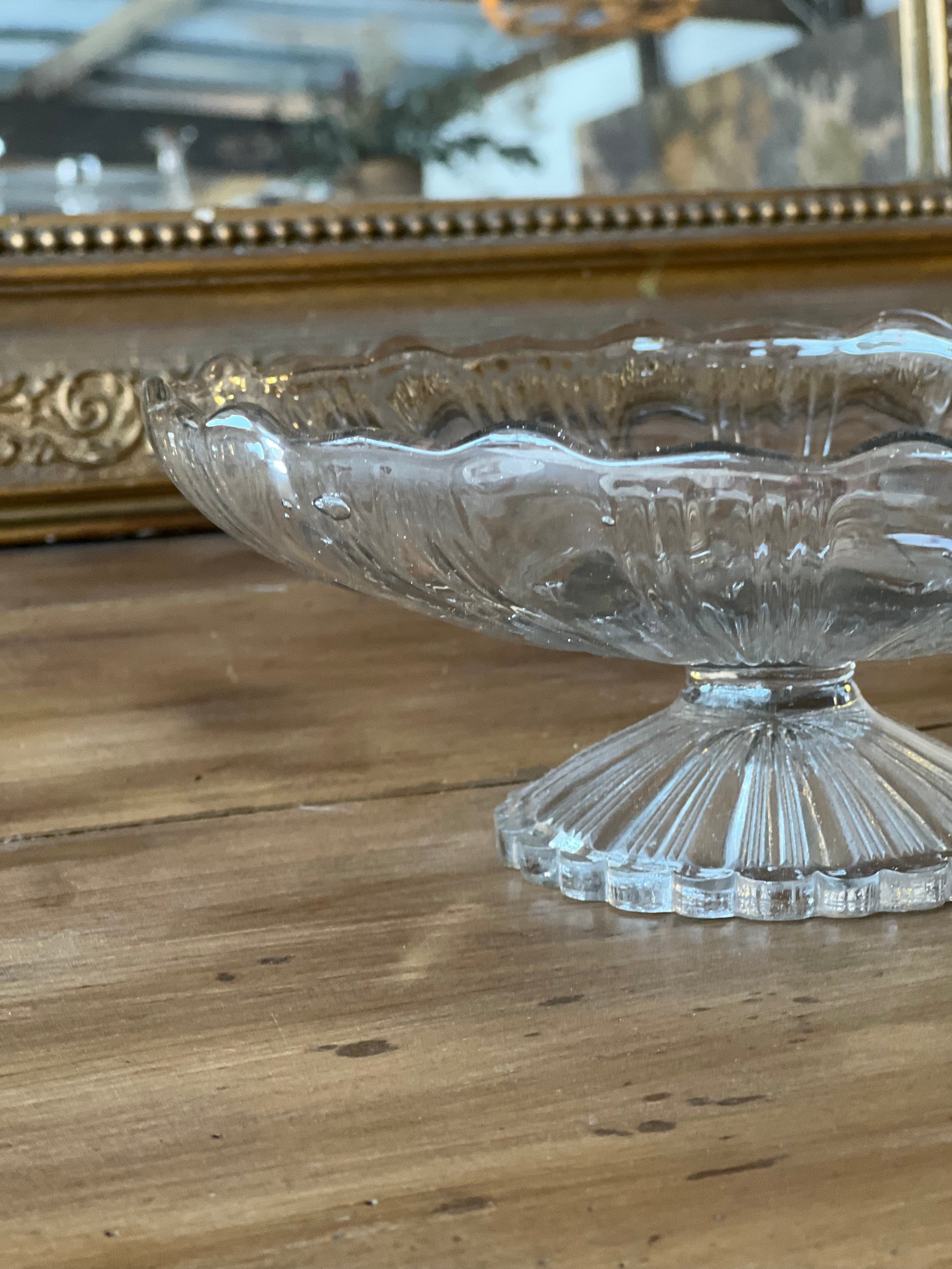 Compotier bas en verre, parfait état.