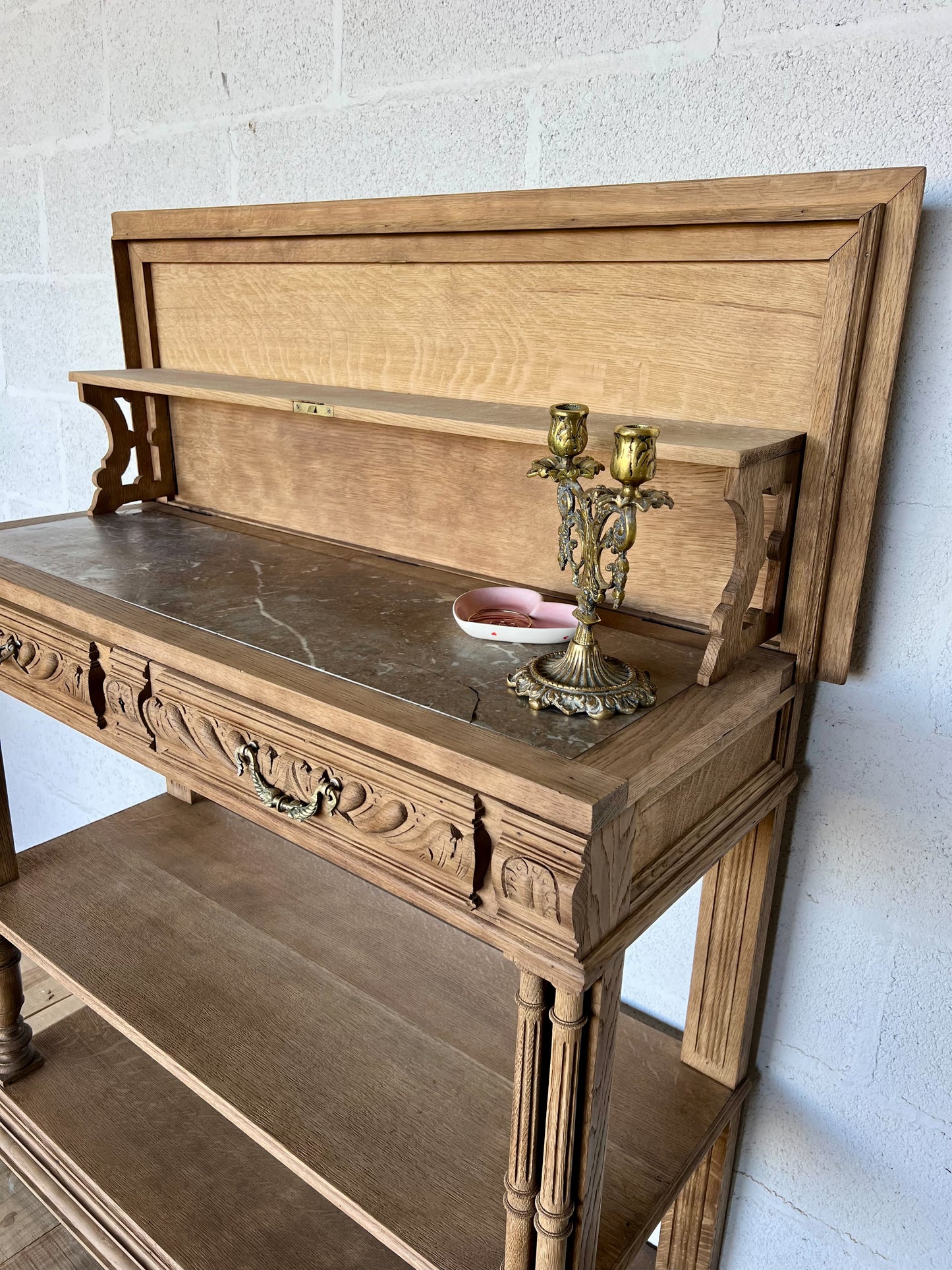 Console en chêne, le plateau se soulève pour laisser place à une tablette en marbre (fendue d'un coté) et à une petite étagère. Idéal en vanity dans une salle de bain, en console dans une entrée ou dans un salon, le compartiment au milieu sert à fermer les tiroirs mais la clé n'est pas présente.
