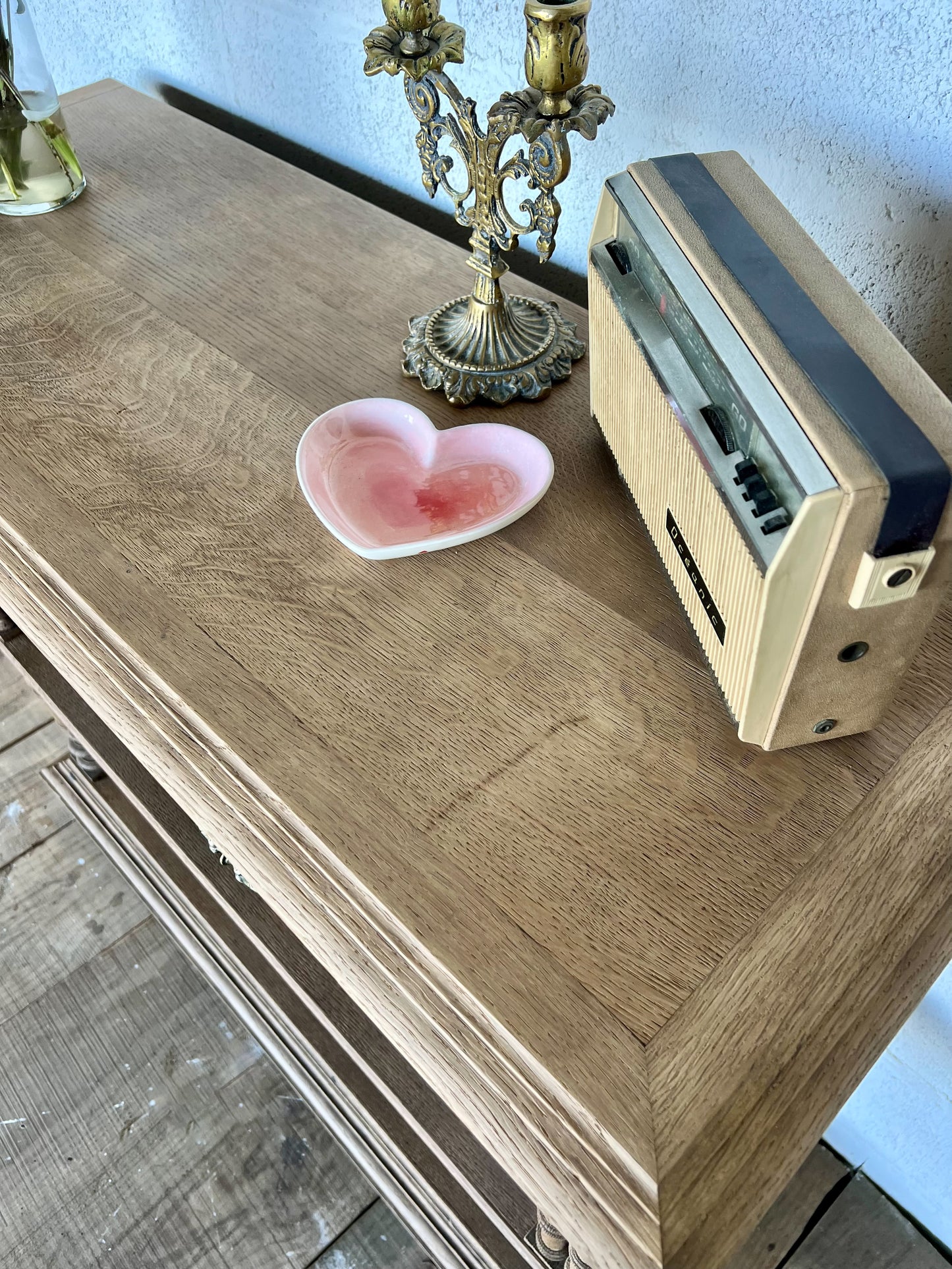 Console en chêne, le plateau se soulève pour laisser place à une tablette en marbre (fendue d'un coté) et à une petite étagère. Idéal en vanity dans une salle de bain, en console dans une entrée ou dans un salon, le compartiment au milieu sert à fermer les tiroirs mais la clé n'est pas présente.