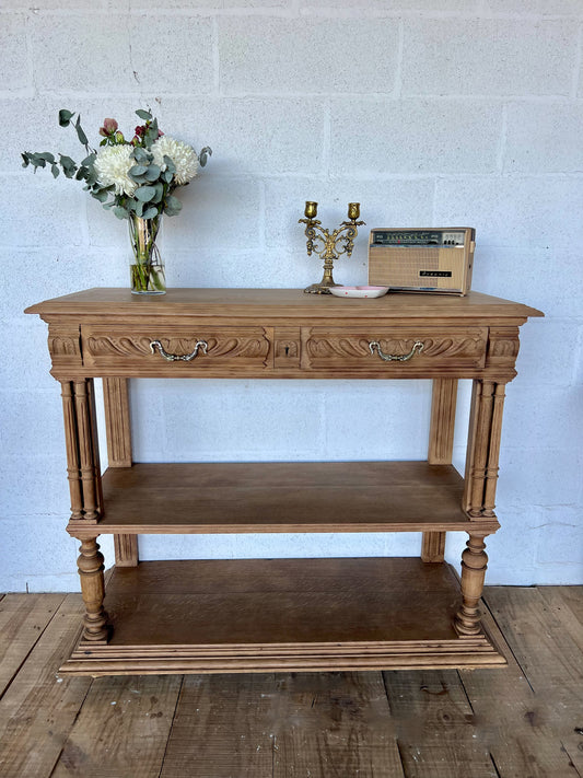 Console en chêne, le plateau se soulève pour laisser place à une tablette en marbre (fendue d'un coté) et à une petite étagère. Idéal en vanity dans une salle de bain, en console dans une entrée ou dans un salon, le compartiment au milieu sert à fermer les tiroirs mais la clé n'est pas présente.