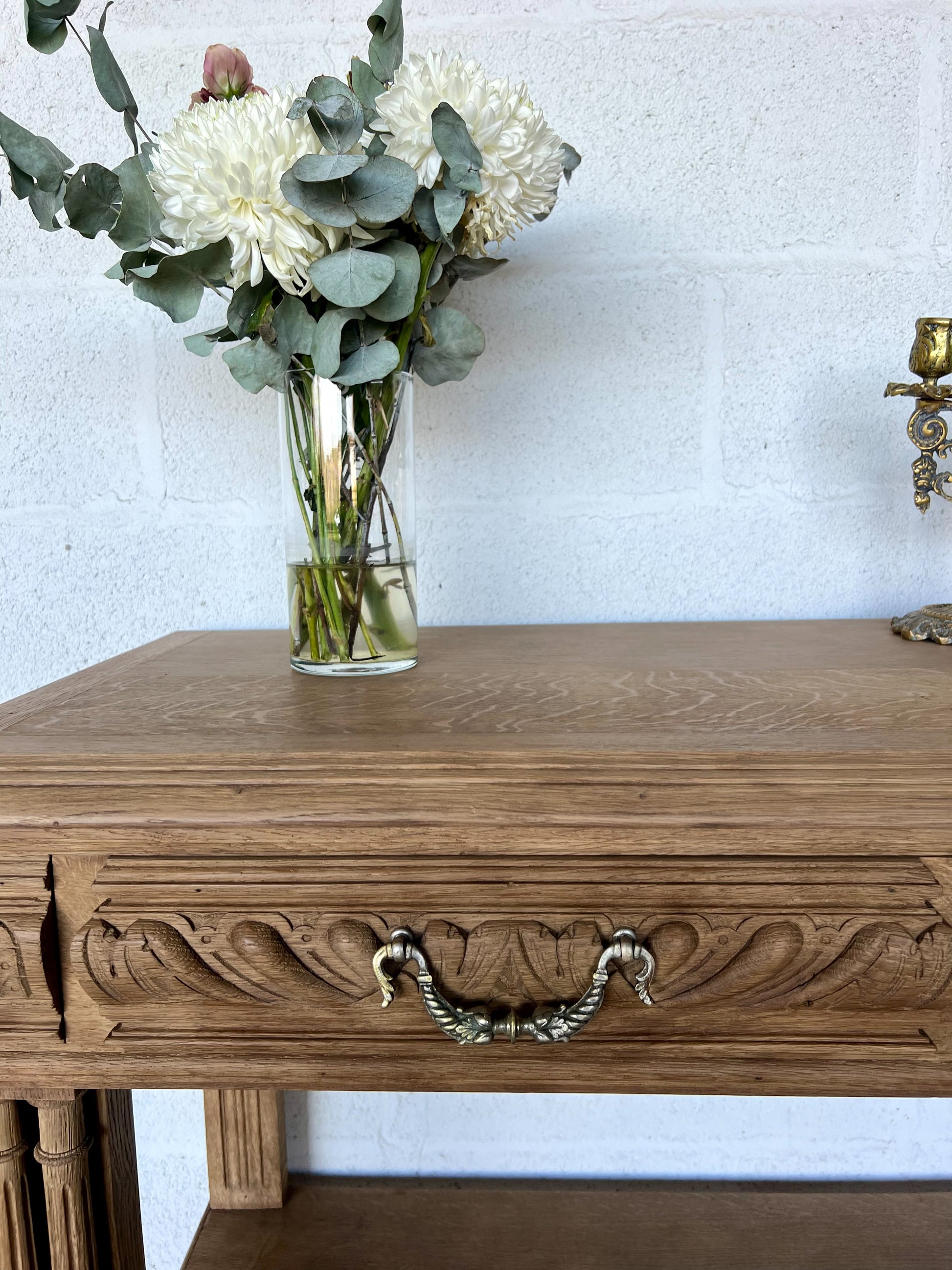 Console en chêne, le plateau se soulève pour laisser place à une tablette en marbre (fendue d'un coté) et à une petite étagère. Idéal en vanity dans une salle de bain, en console dans une entrée ou dans un salon, le compartiment au milieu sert à fermer les tiroirs mais la clé n'est pas présente.