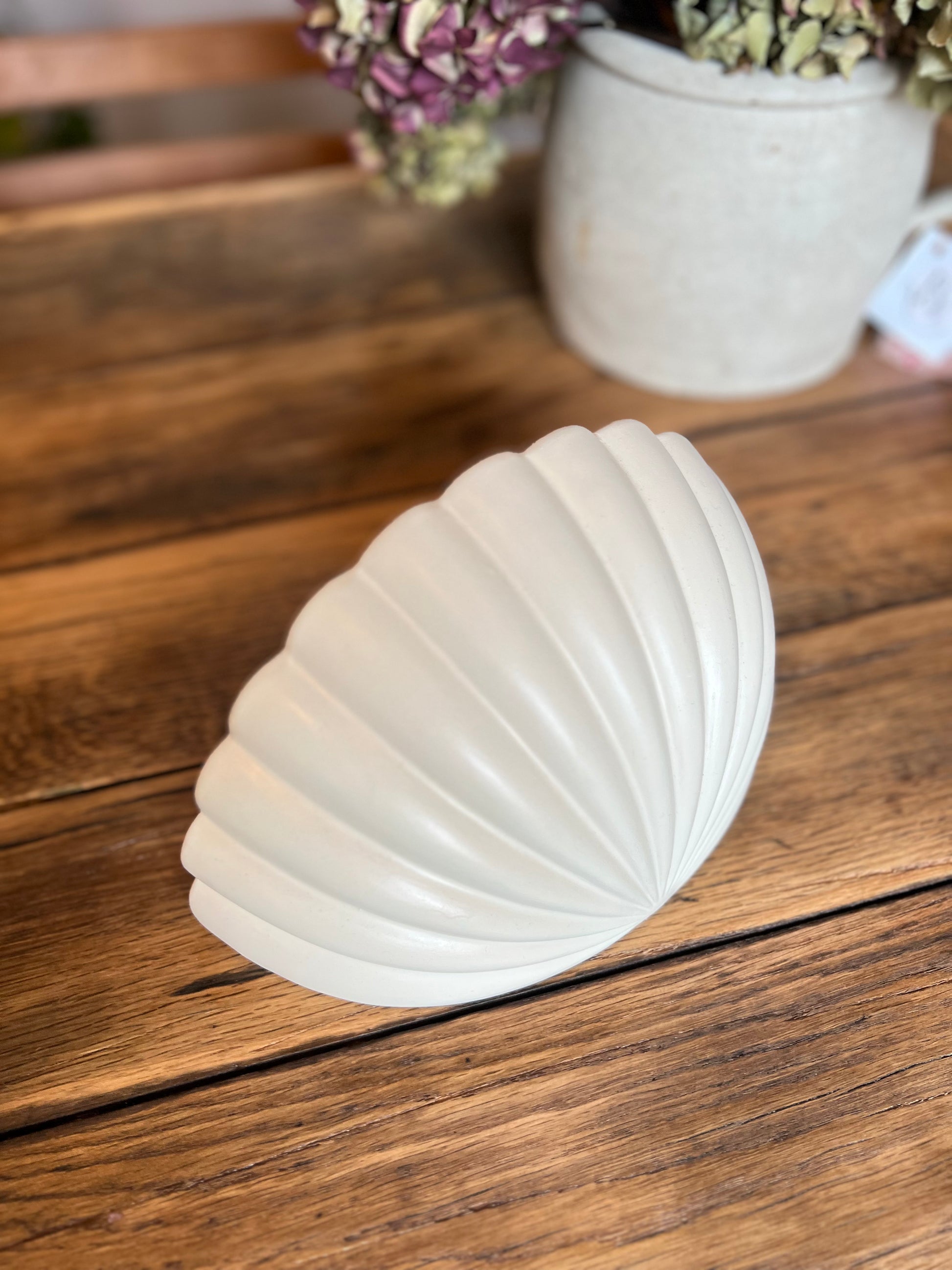 Coupelle à fixer au mur, à utiliser comme vide poche par exemple, peut aussi être adapté comme luminaire.