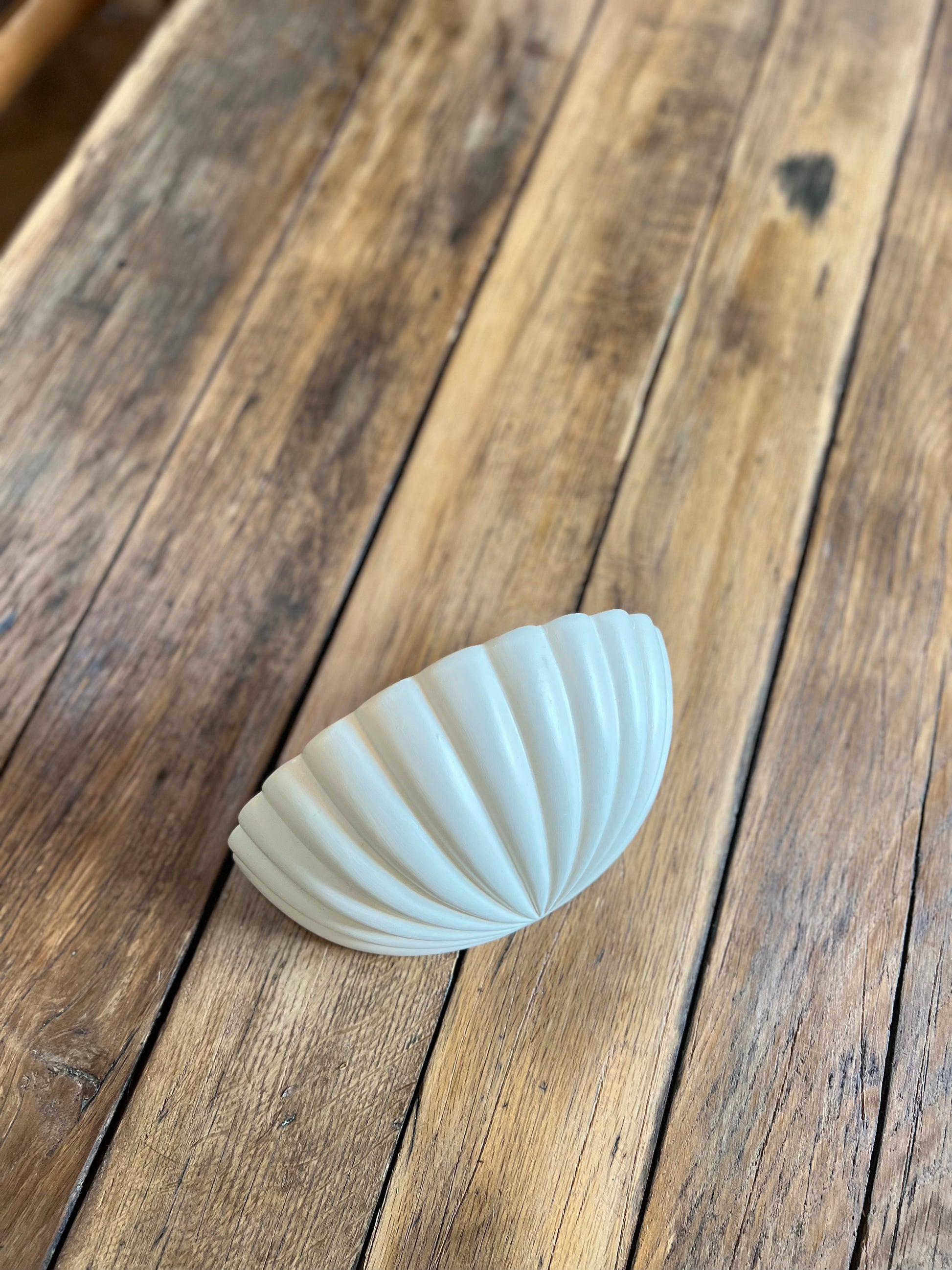 Coupelle à fixer au mur, à utiliser comme vide poche par exemple, peut aussi être adapté comme luminaire.