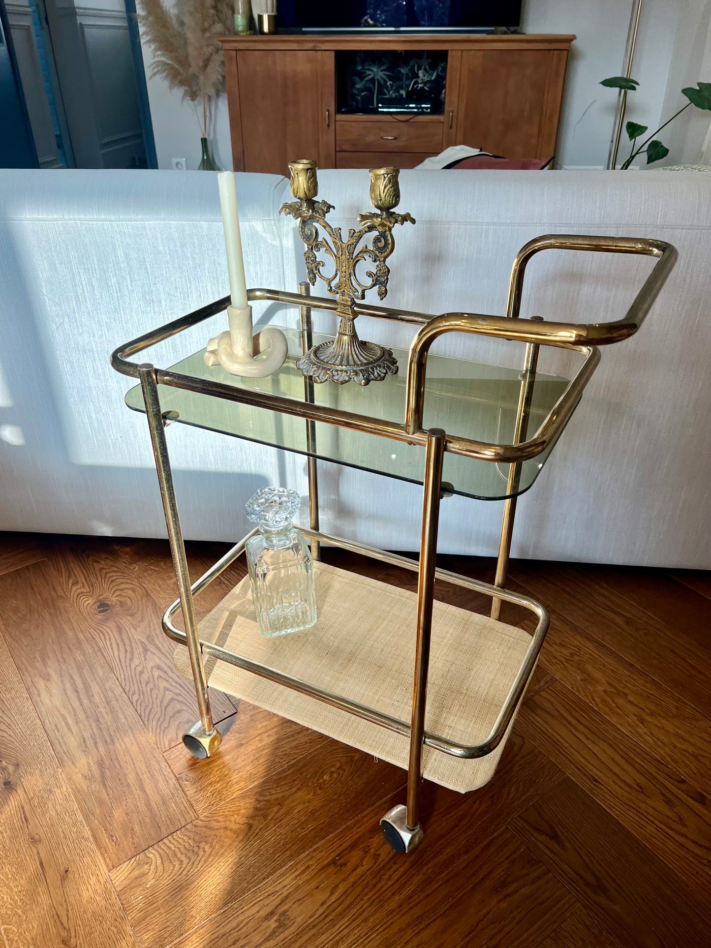 Petite desserte, vitre en verre fumé en haut, planche avec raphia en bas.