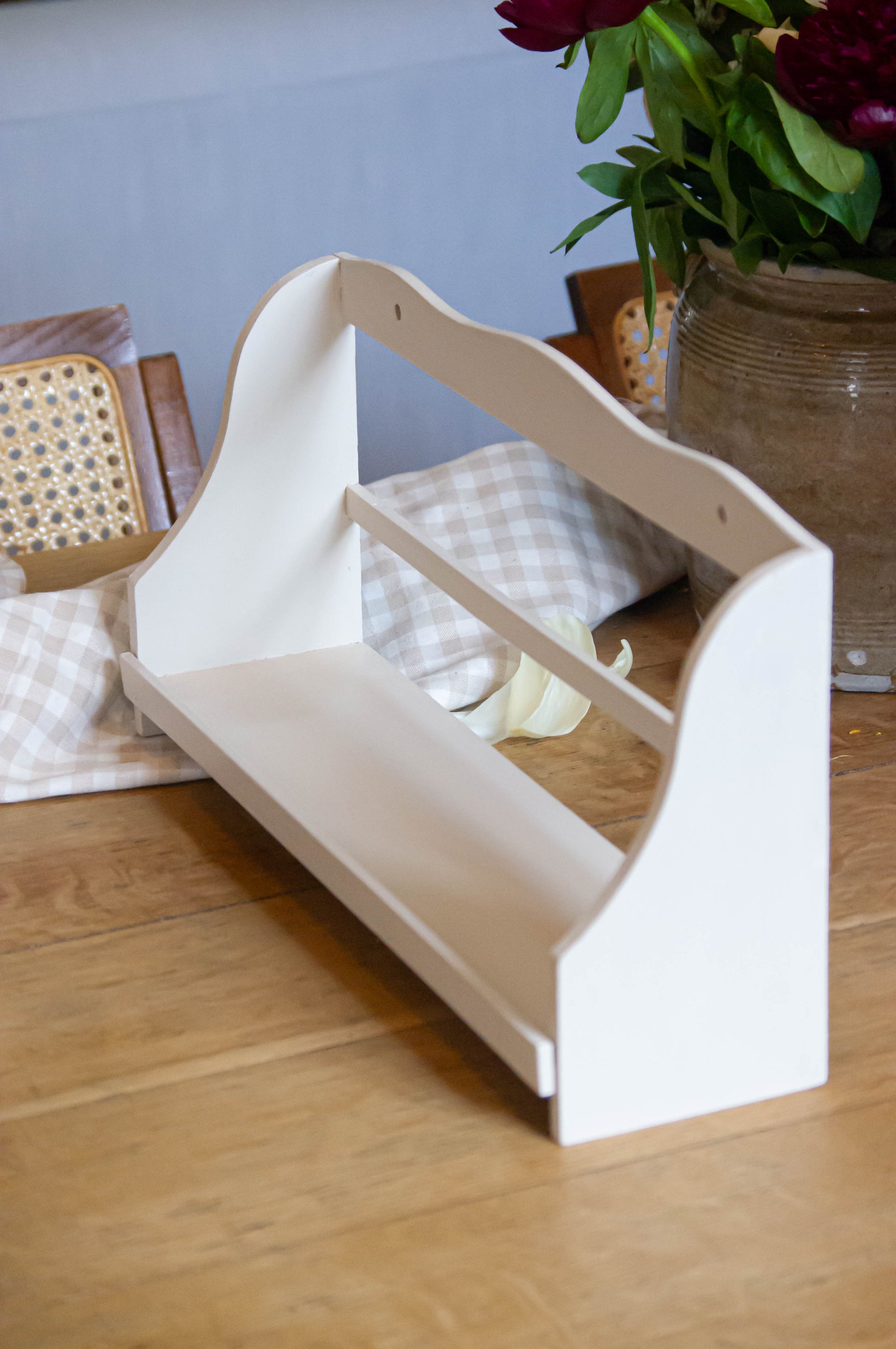 Étagère à épices en bois peinte en rose.