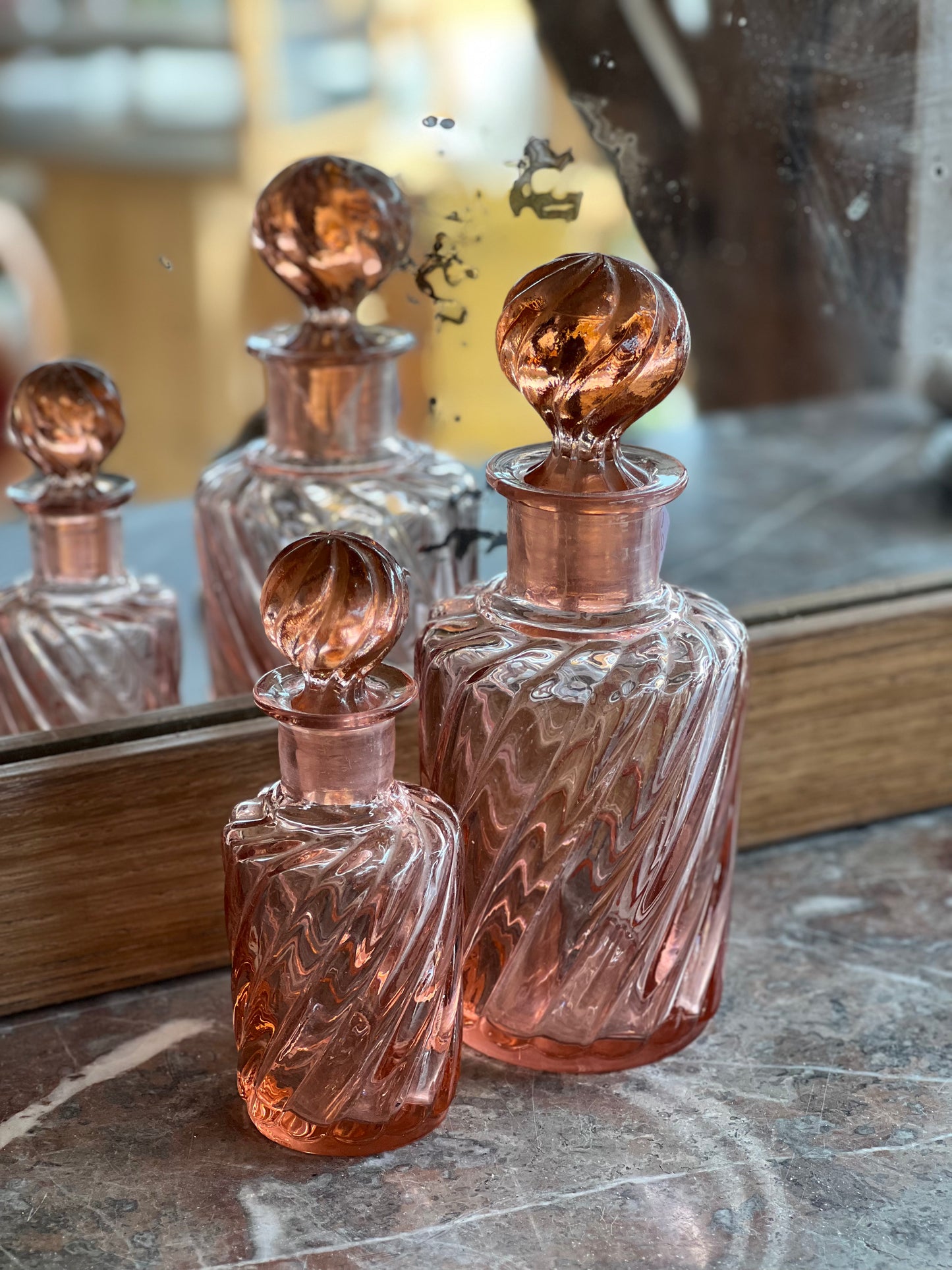 Paire de flacons Baccarat, éclat sur le goulot de l'un d'eux.